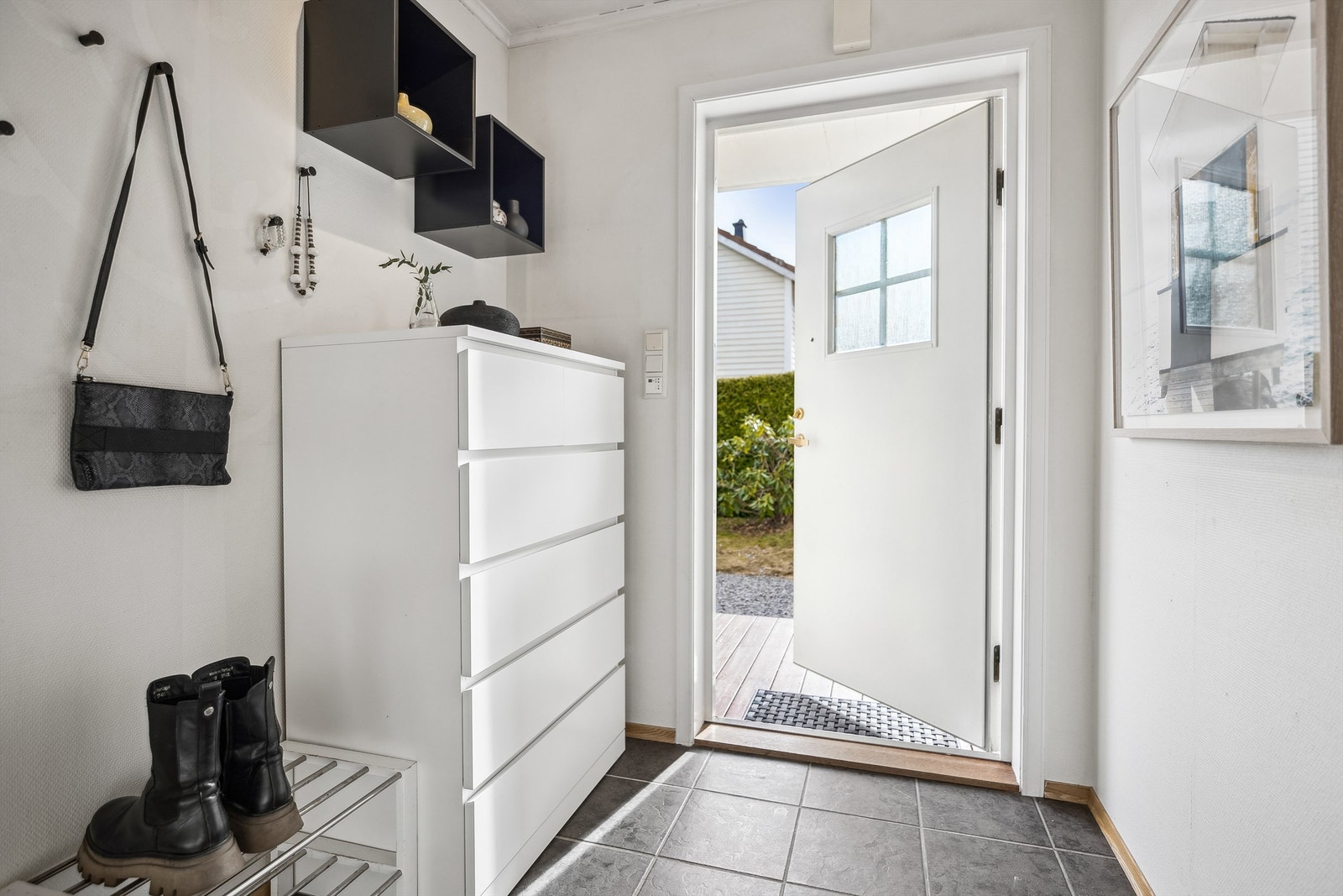 Velkommen inn! Romslig entré med garderobeskap og annet møblement som gir god plass til oppbevaring Galleribilde