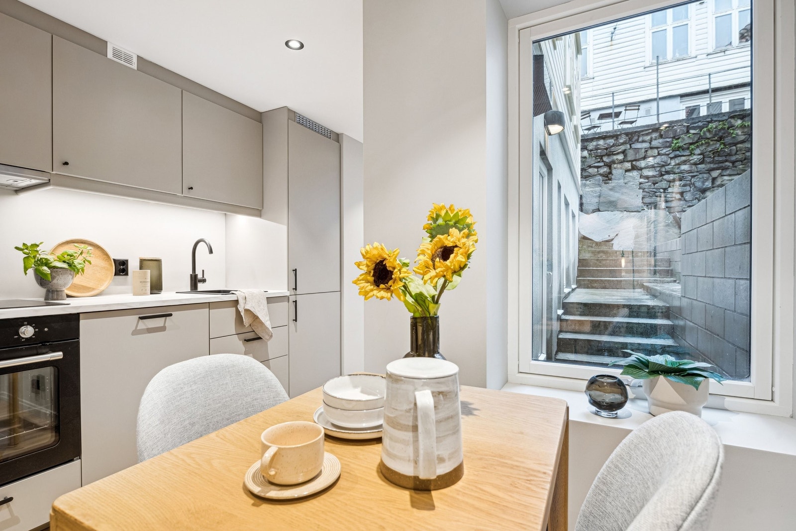 Kjøkken med spiseplass og vindu mot bakgård Galleribilde