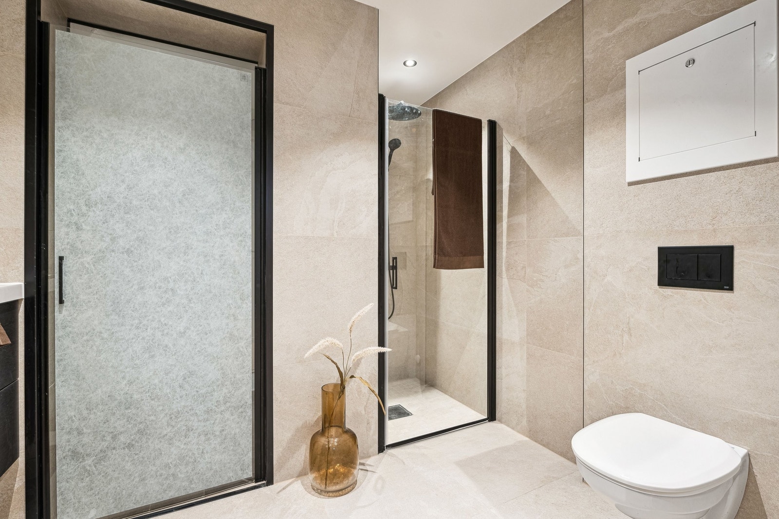 Bad med dør til vaskerom Galleribilde