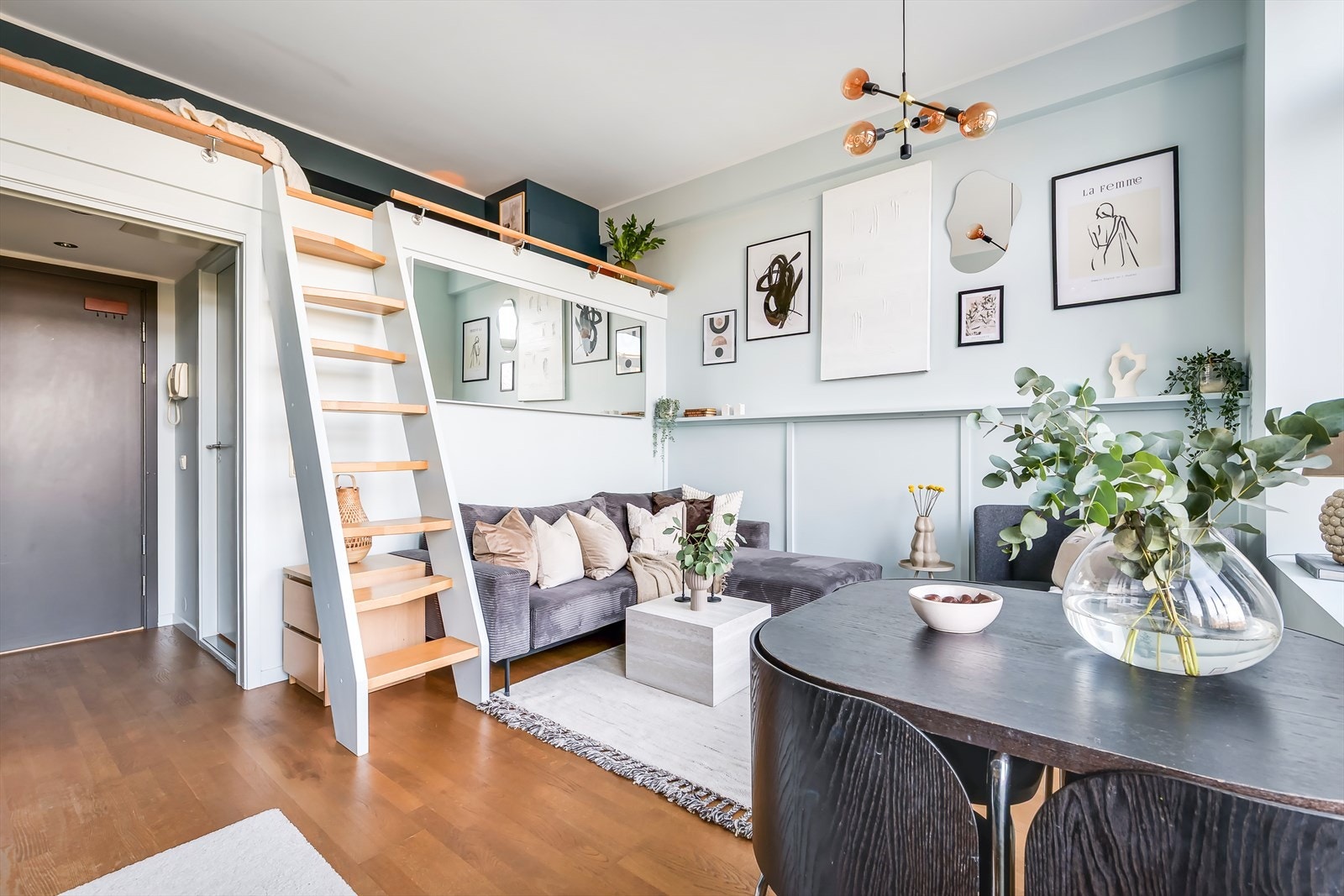 Fra gangen har du enkel adkomst til badet, før du videre beveger deg inn til stue og kjøkken i en åpen og sosial løsning. Galleribilde