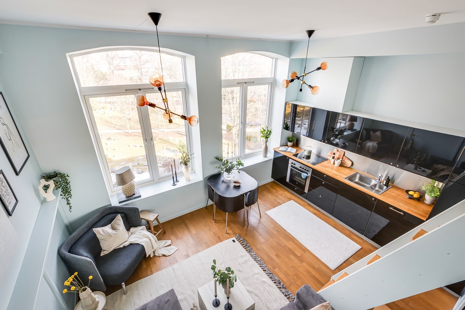 Den generøse takhøyden på opptil 3,3 meter og de store vinduene slipper inn rikelig med dagslys, noe som skaper en lys og åpen romfølelse. Galleribilde