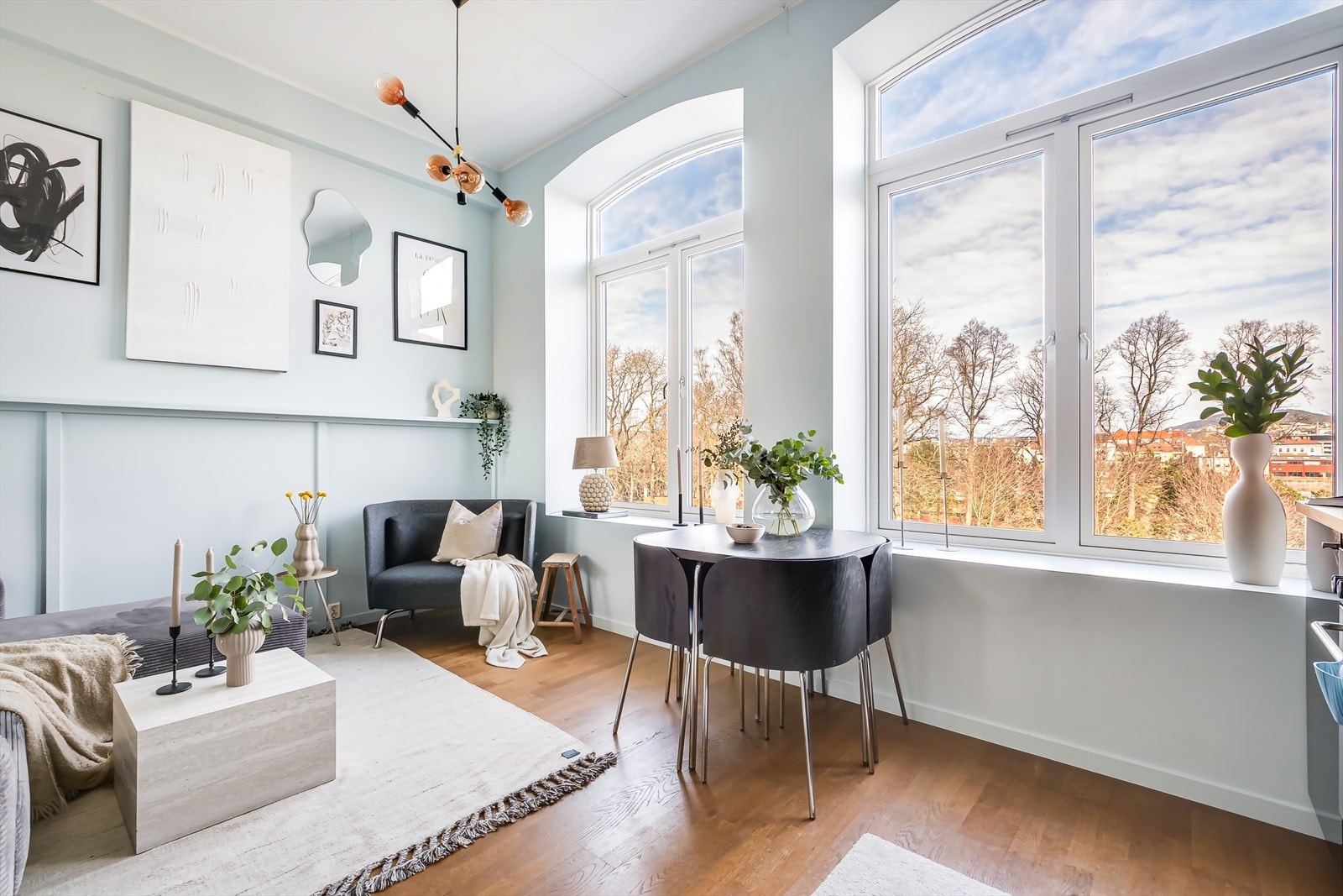 Presentert av Oliver Bruksås v/ Eiendomsmegler1. En lys og arealeffektiv studioleilighet med hems i en klassisk bygård. Den gode takhøyden og de store vindusflatene sørger for rikelig med dagslys. Galleribilde