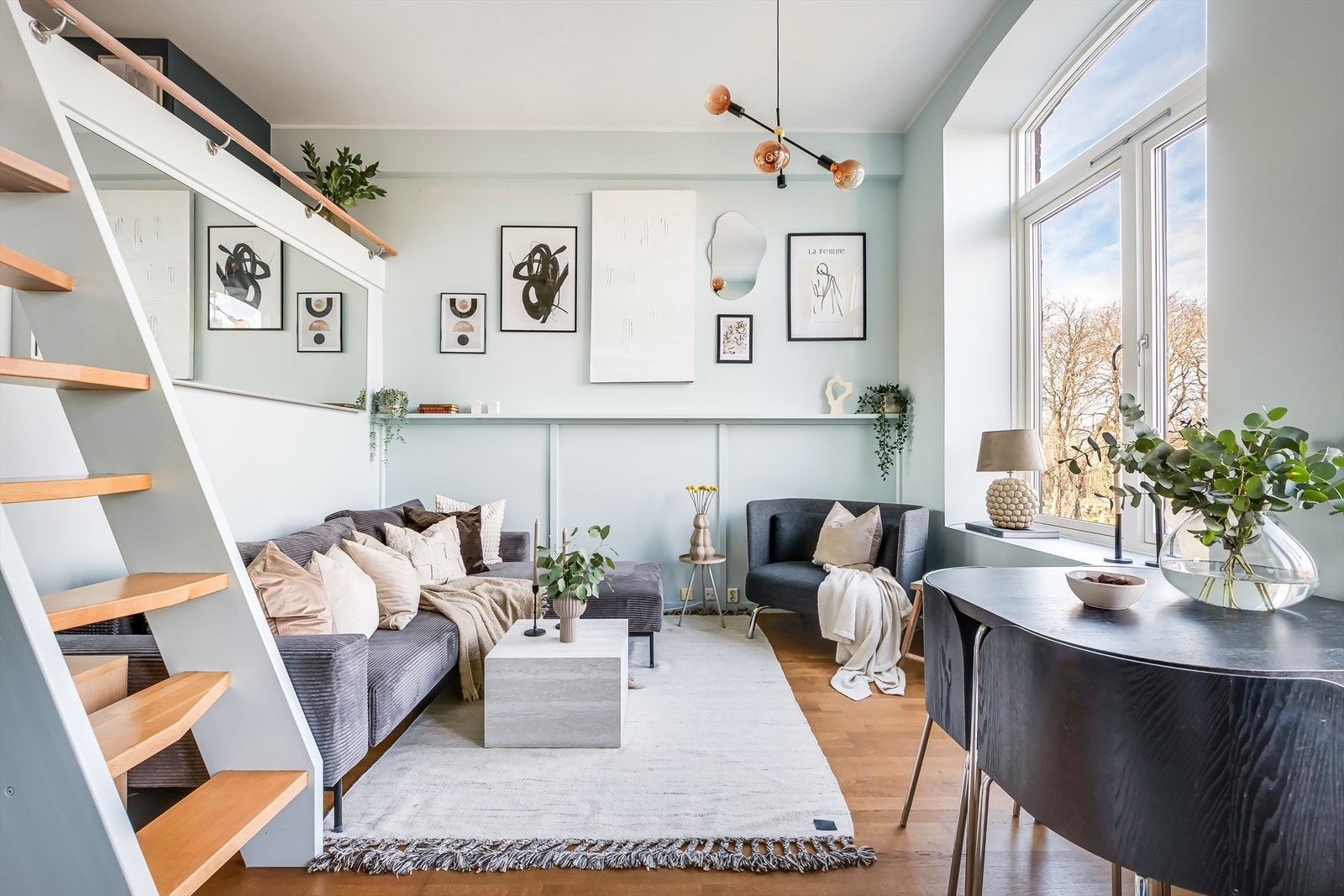 Stuen er romslig og funksjonell, med plass til både sofagruppe og TV-møbel Galleribilde