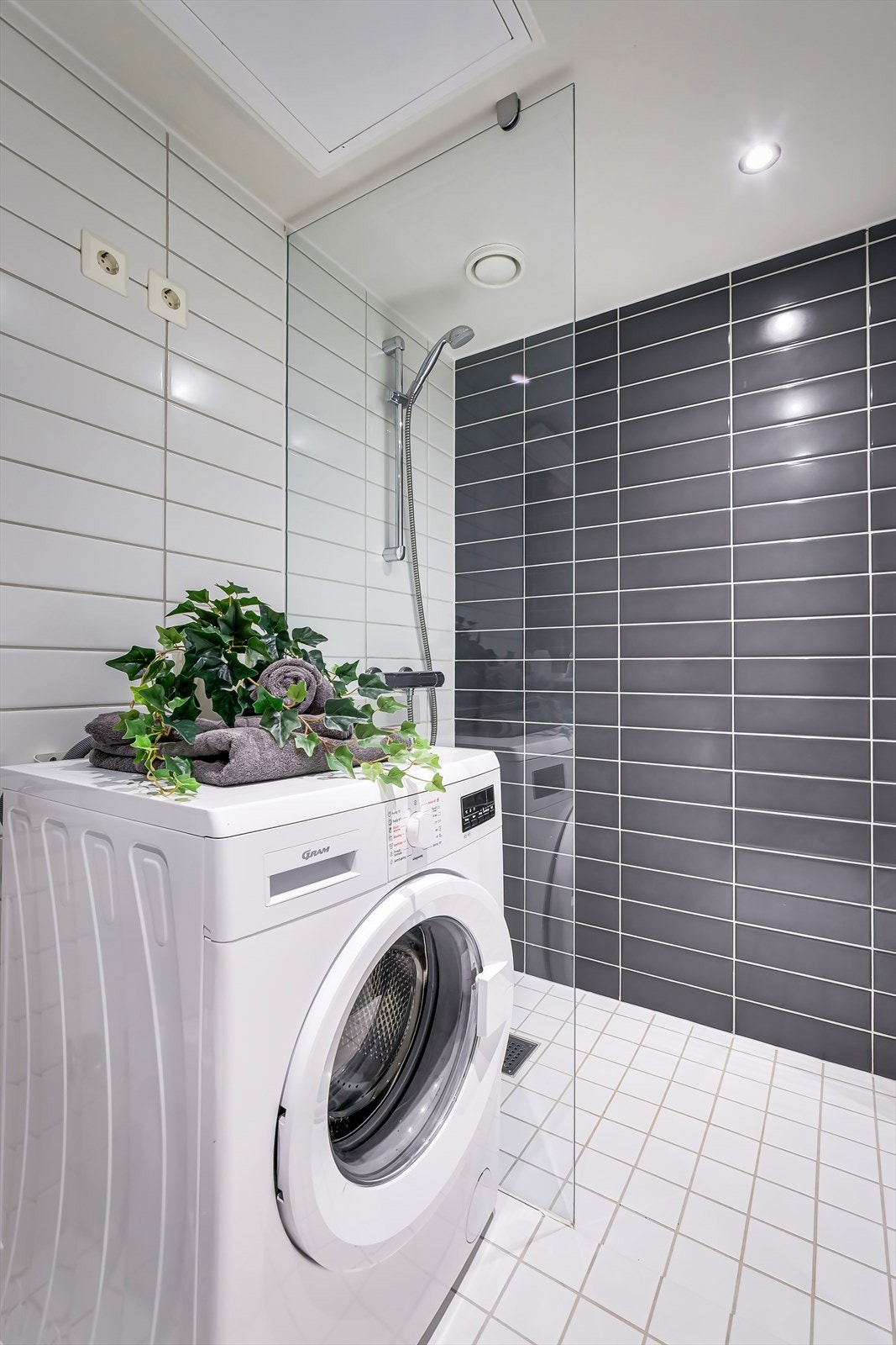 Baderommet har også mekanisk avtrekk via ventil i taket over dusjen og tilluft via en luftespalte på 19mm under dørbladet. Vaskemaskin medfølger. Galleribilde