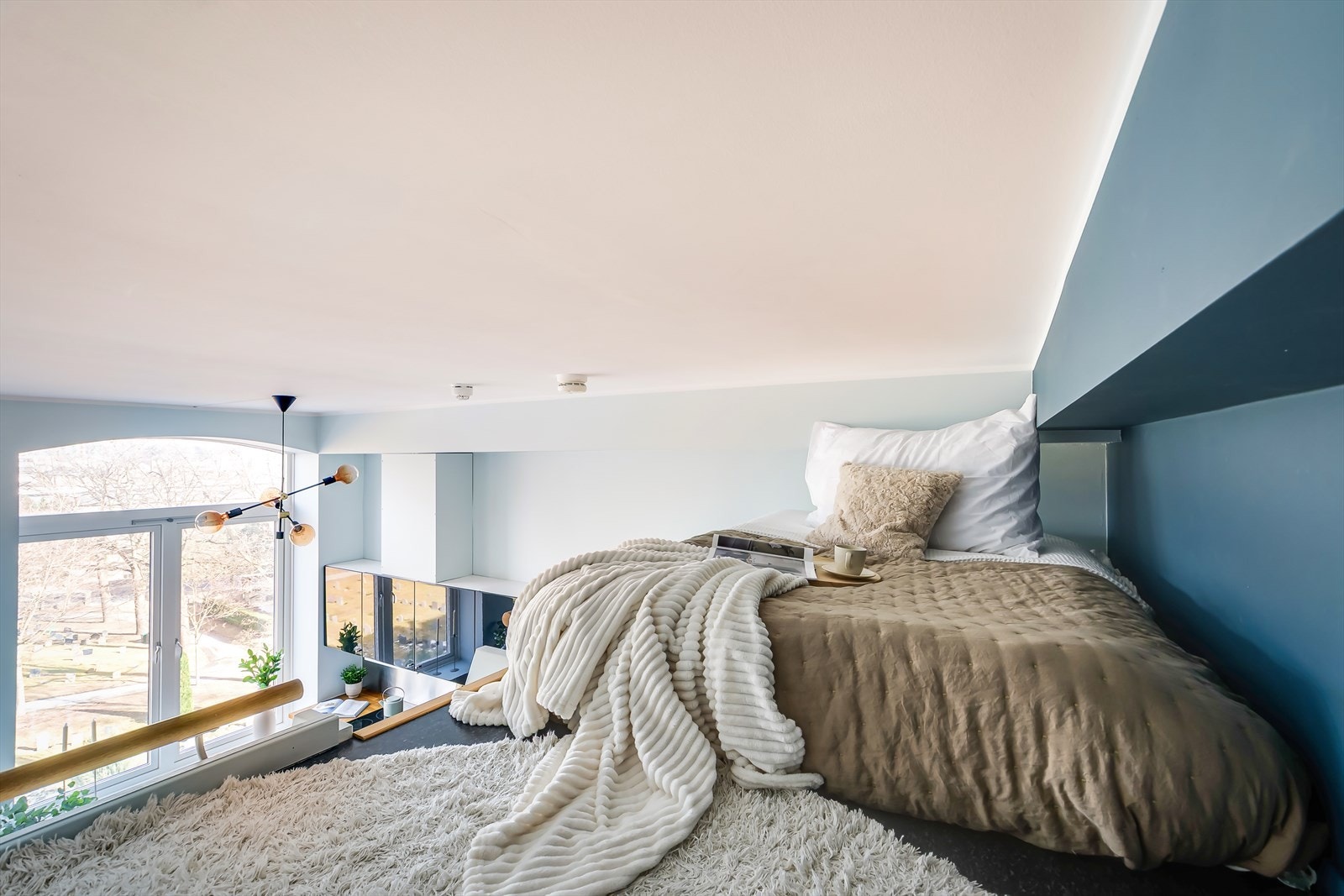 Hemsen er perfekt plass til seng eller ekstra oppbevaring, som bidrar til en smart og plassbesparende løsning. Hemsen har en takhøyde på 93 cm og 68 cm under kassen. Varmtvannstanken på ca. 120 liter er også plassert på hemsen Galleribilde