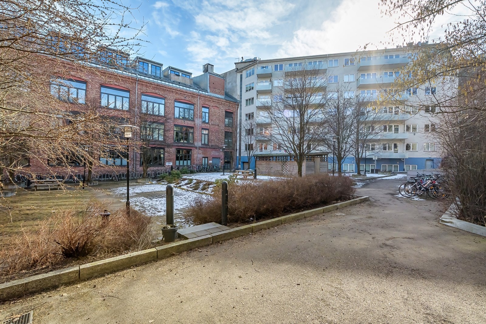 Ekebergsletta tilbyr flotte turstier året rundt, samt aktiviteter som minigolf og husdyrpark. Sørenga sjøbad og Operastranda ligger en kort spasertur unna for bading og avslapning ved fjorden. Galleribilde