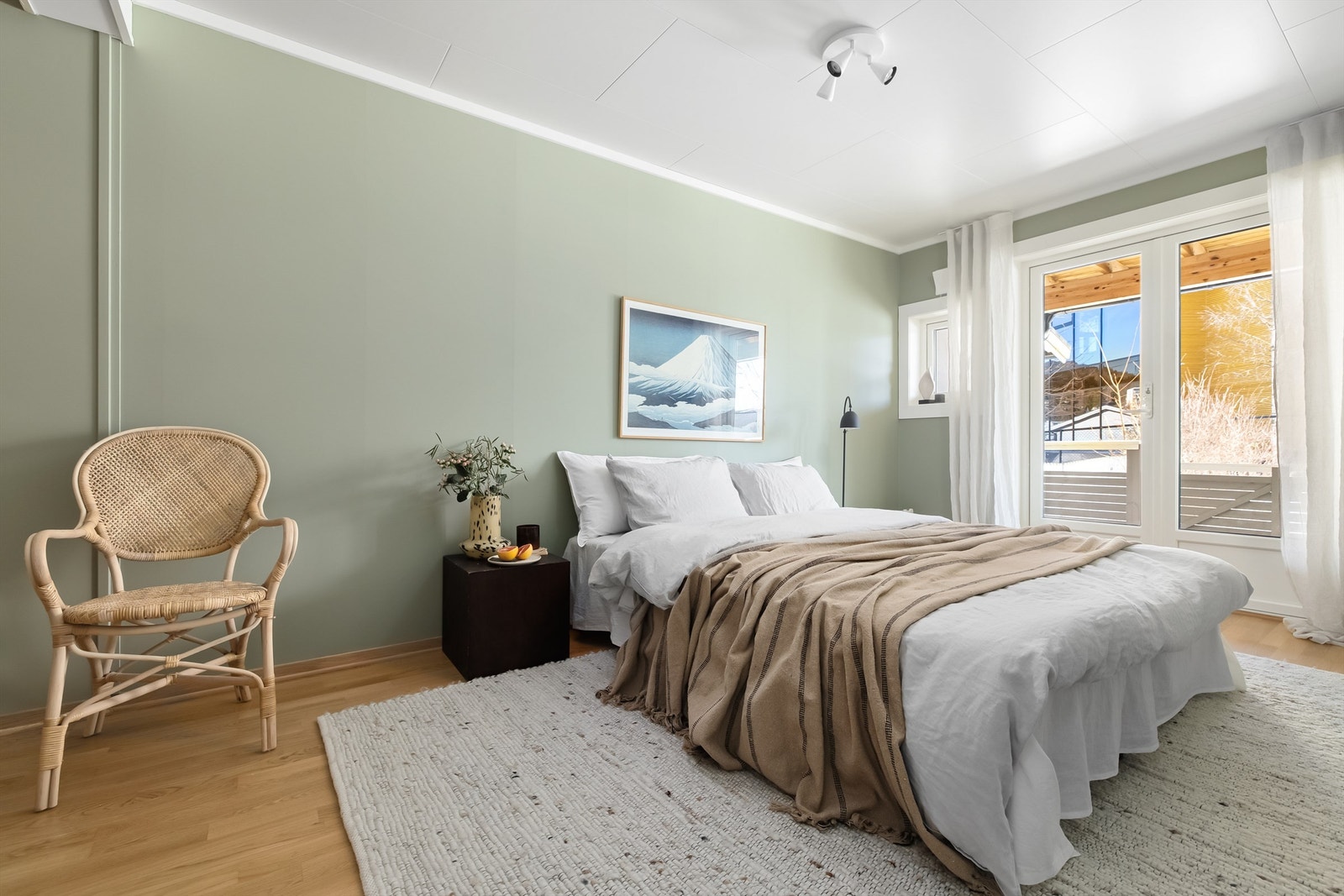 Romslig soverom av flott størrelse med mer enn nok plass til dobbeltseng med tilhørende nattbord Galleribilde