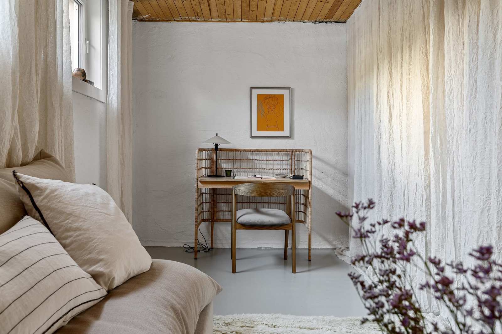 Kjellestuen har rikelig med oppbevaringsmuligheter i plassbygd garderobeskap Galleribilde