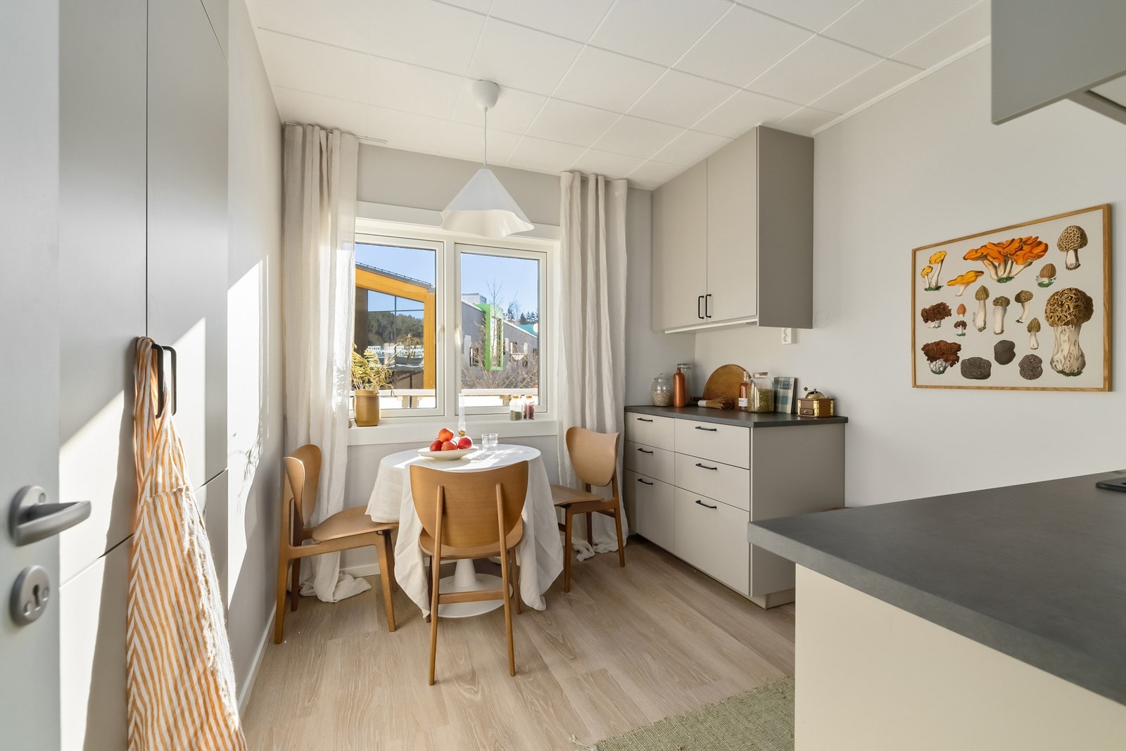 Lunt og hyggelig separat kjøkken av god størrelse Galleribilde