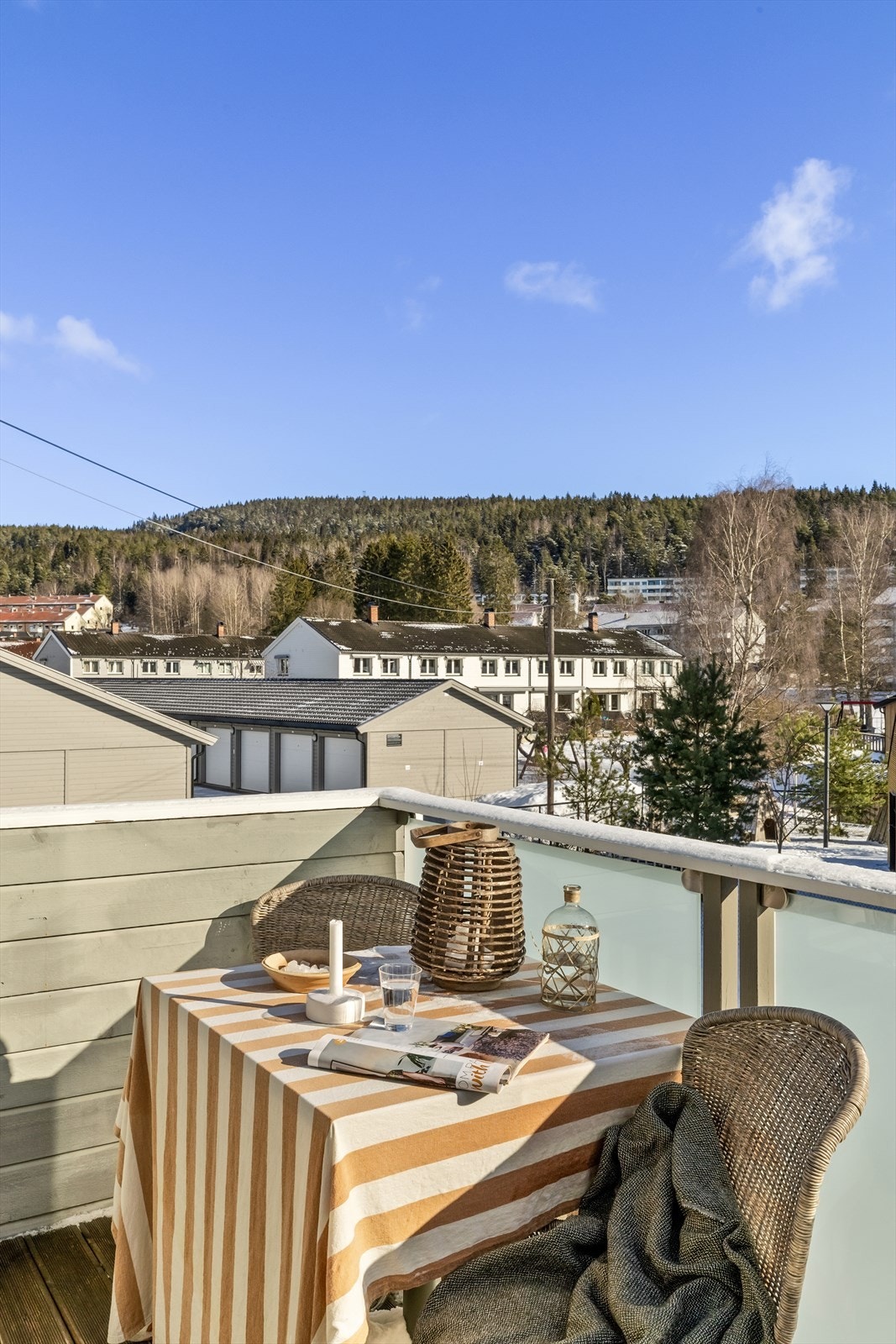 Fra balkongen er det utsikt helt opp til marka! Galleribilde