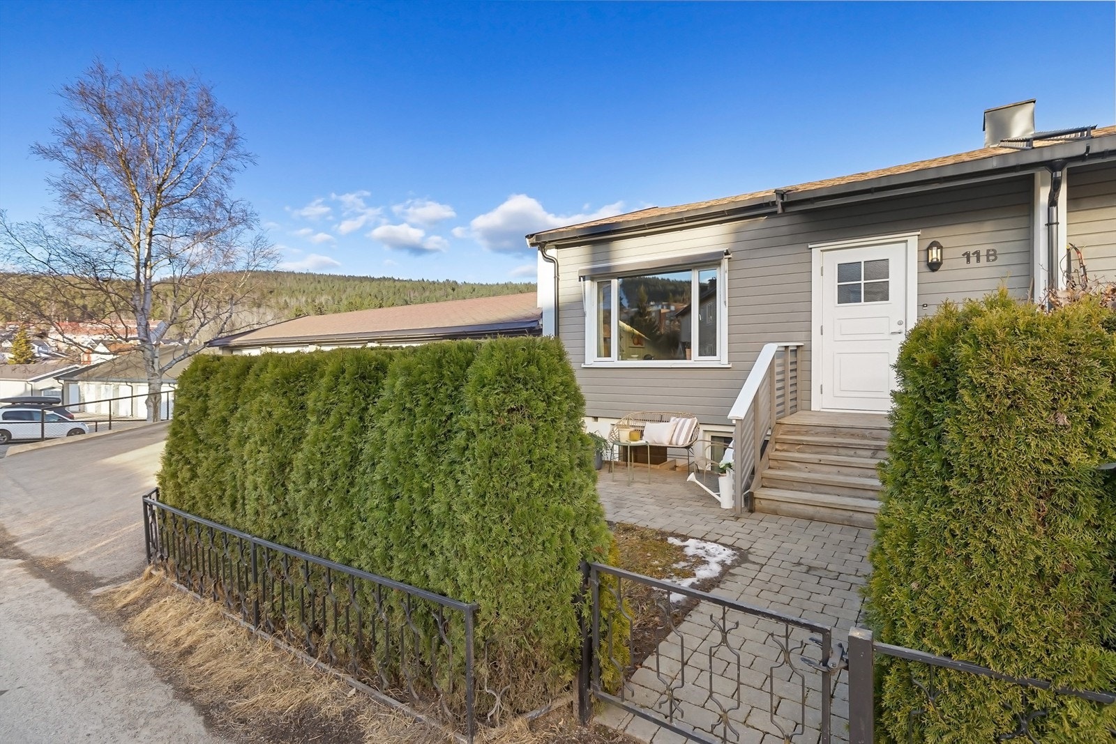 For deg som ønsker å bo supersentralt med kort vei til alt av kollektiv- og servicetilbud, men samtidig ha en skjermet beliggenhet med lite gjenboere er dette en bolig du må se! Galleribilde