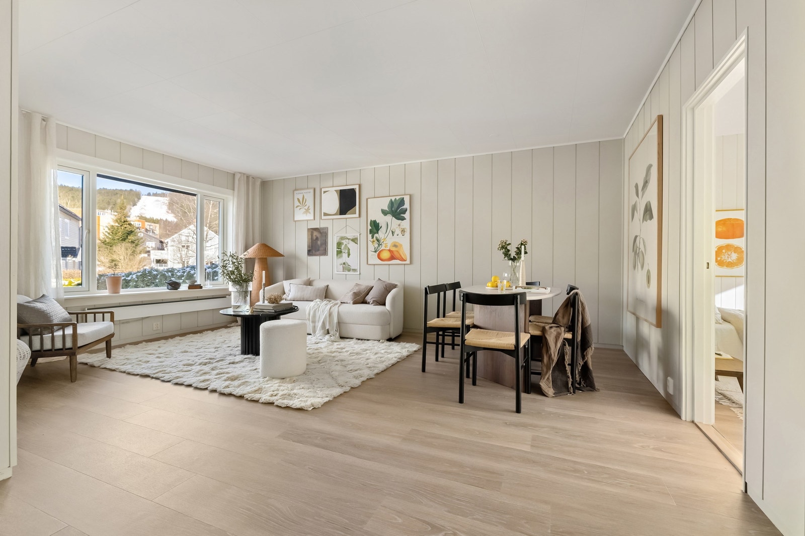 Enderekkehus over to plan med solrike uteplasser, hage, peis og garasje med mulighet for elbil-lader Galleribilde