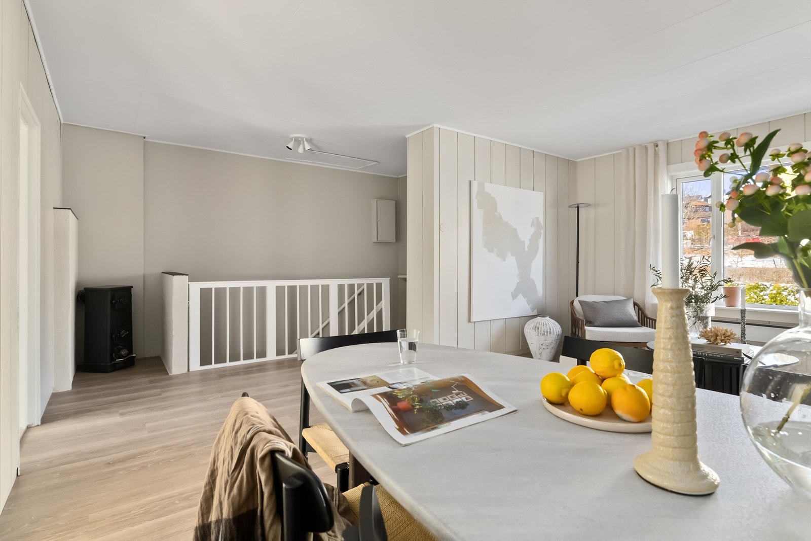 Over trapp i stue er det loftsluke til uinnredet kaldtloft med masser av oppbevaringsmuligheter Galleribilde