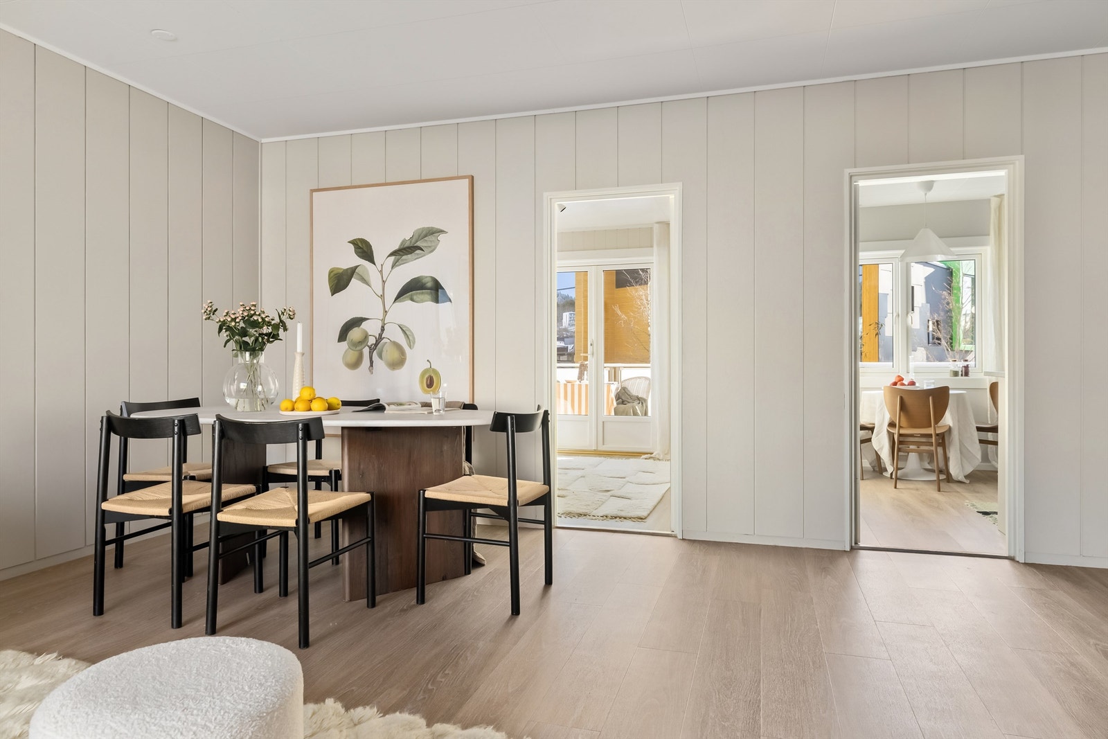 Gjennomgående lys fra stuen og kjøkken/soverom skaper et herlig oppholdsrom Galleribilde