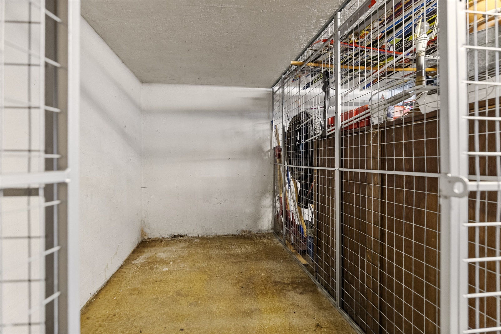 Boligen har en ekstern bod på ca. 4,4 kvm i garasjehus Galleribilde