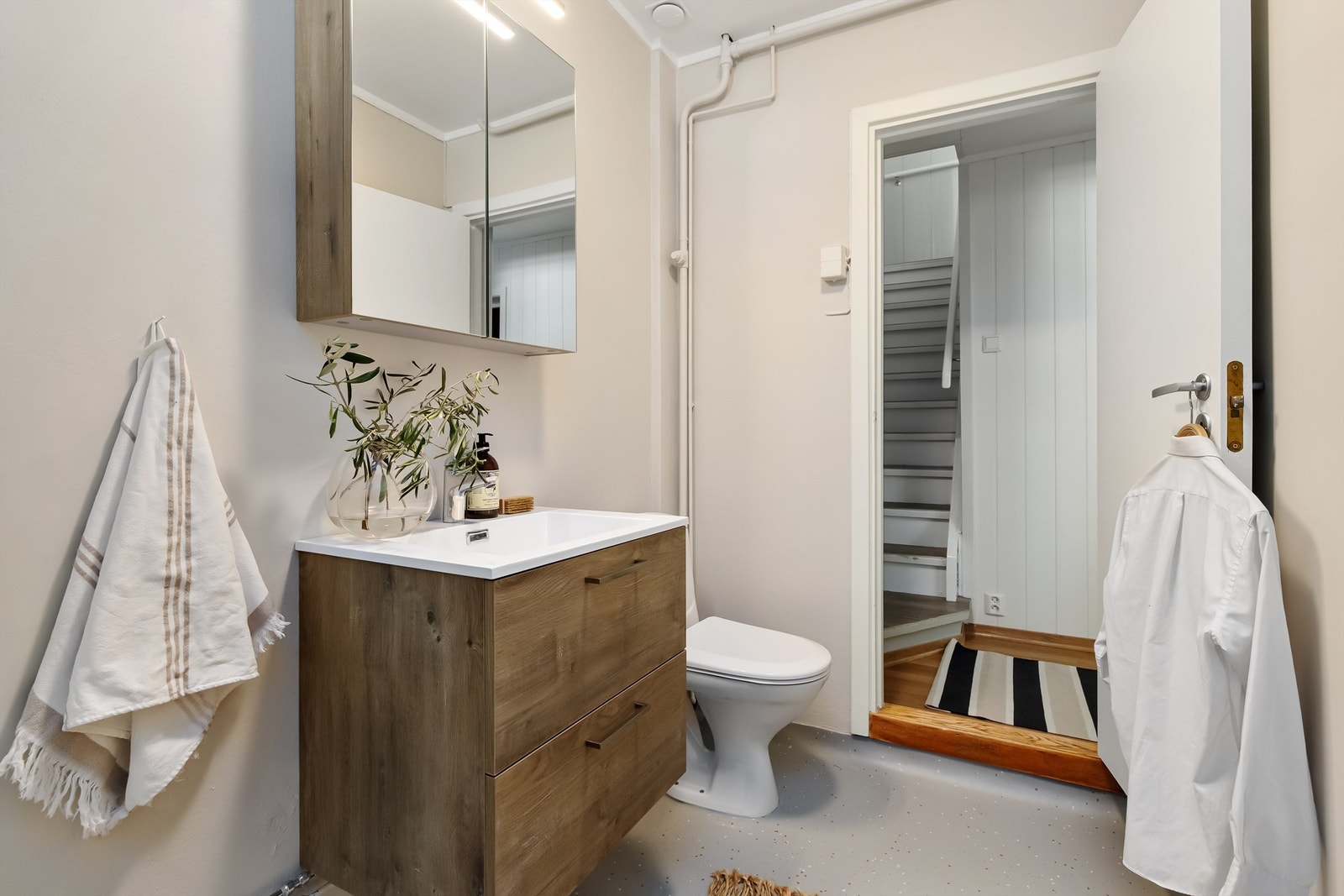 Videre har badet gulvstående toalett og nytt dusjkabinett fra 2024/2025 samt praktisk nytt opplegg for vaskemaskin i 2025 og god plass til tørketrommel Galleribilde