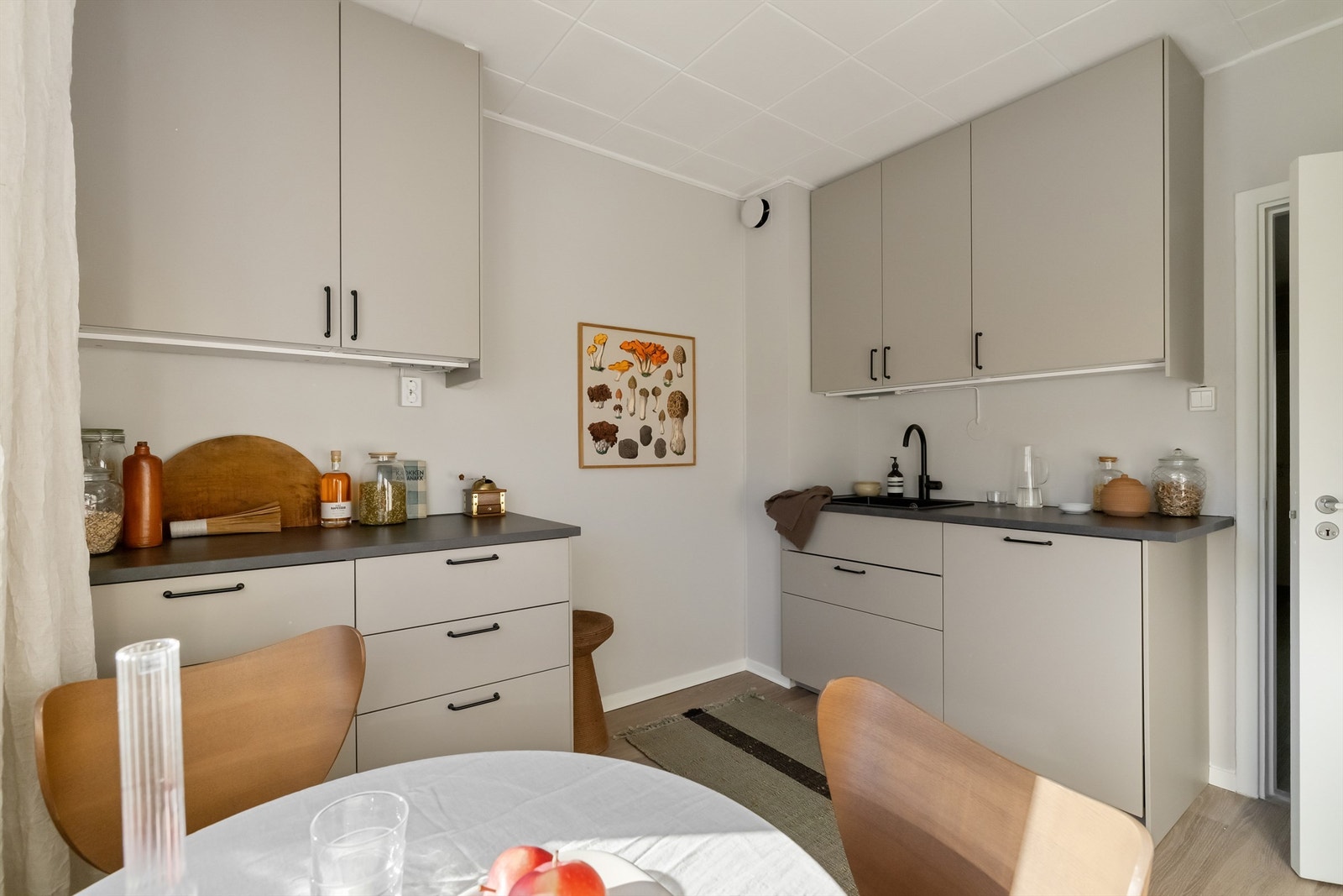 Integrerte hvitevarer som oppvaskmaskin og kjøleskap med frysedel Galleribilde