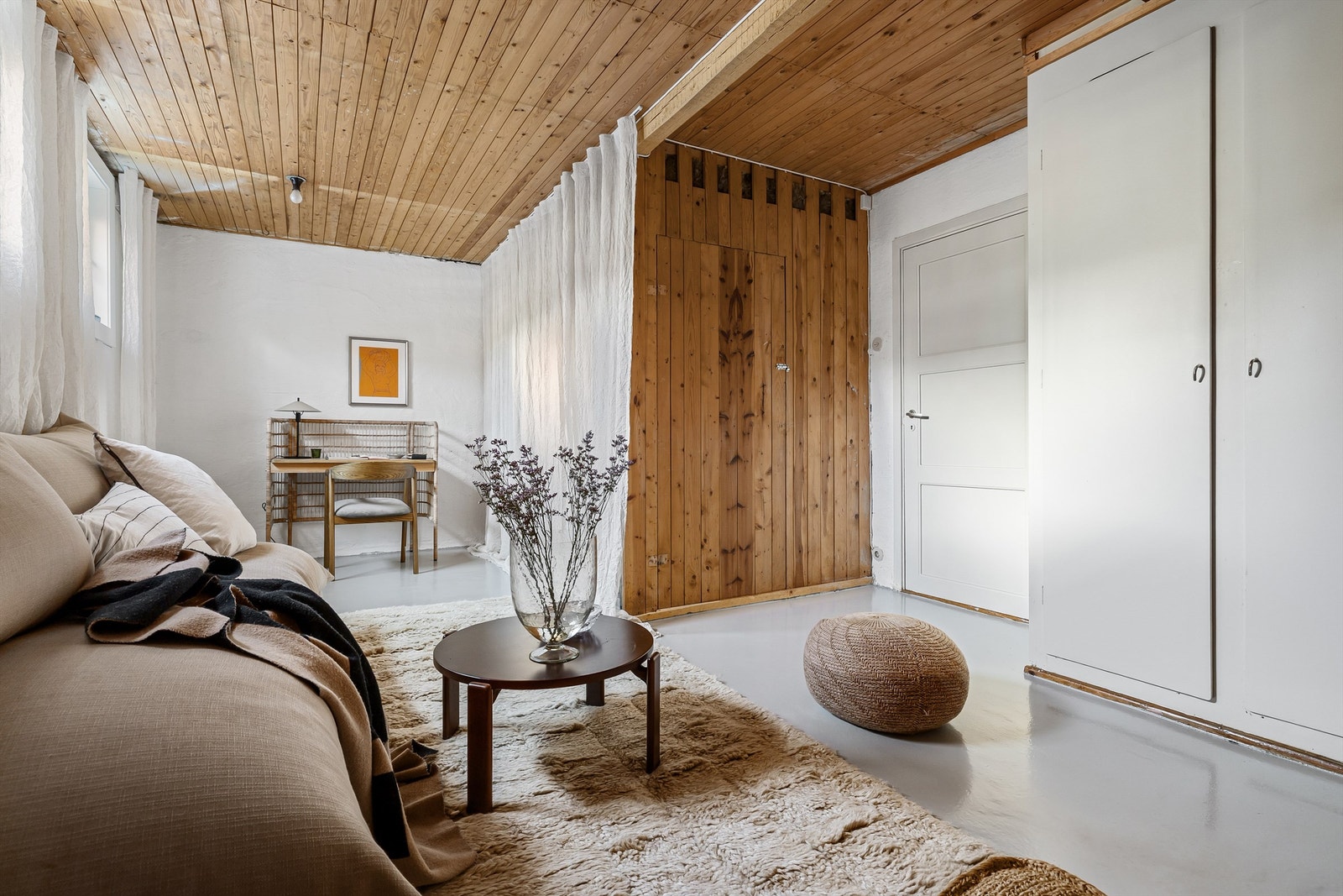 En hyggelig kjellestue som fungerer godt som en ekstra tv-stue og/eller kontor med god plass til en koselig sittegruppe samt en praktisk kontorkrok Galleribilde