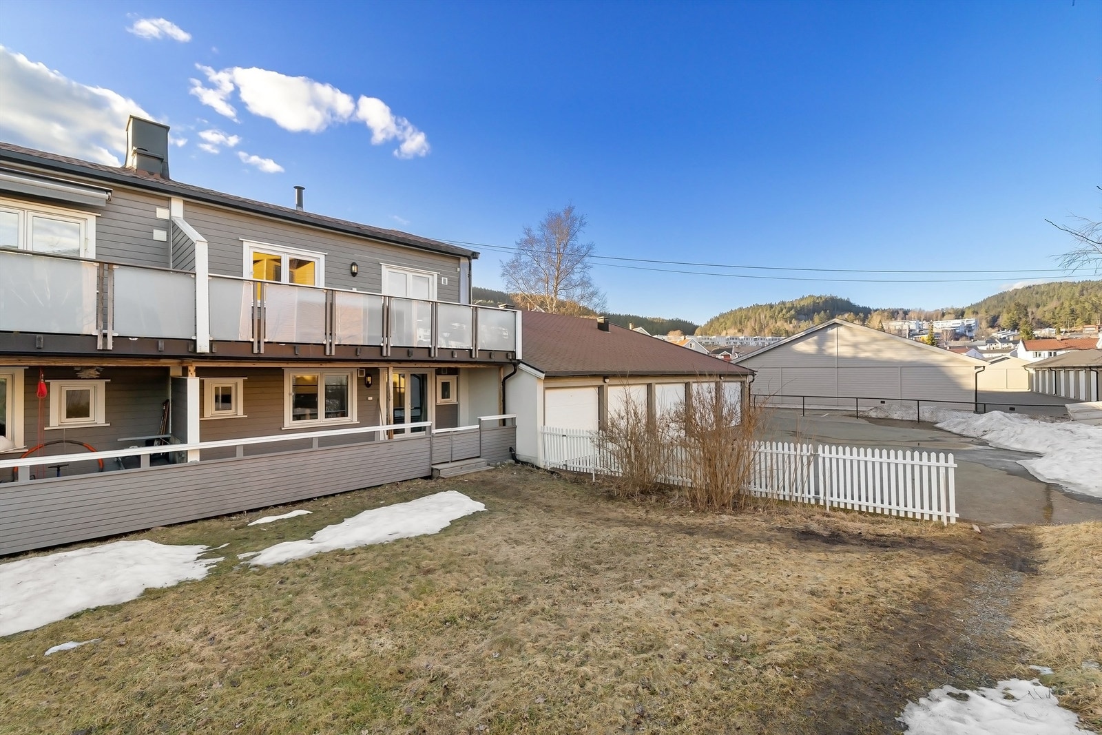 Hagen(e) er fellesareal, men hvert hus har selv ansvar for "sin" tilliggende del hva gjelder gressklipping, beplantning etc. Galleribilde