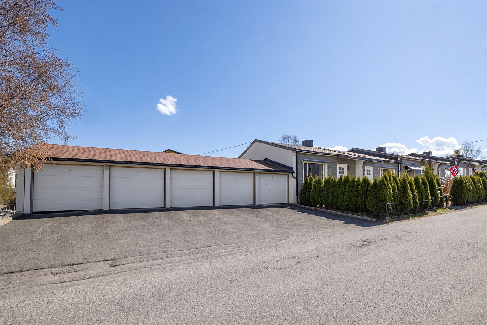 Borettslagets garasjehus med plass til ti garasjeplasser, felles sports- og sykkelbod samt eksterne boder Galleribilde