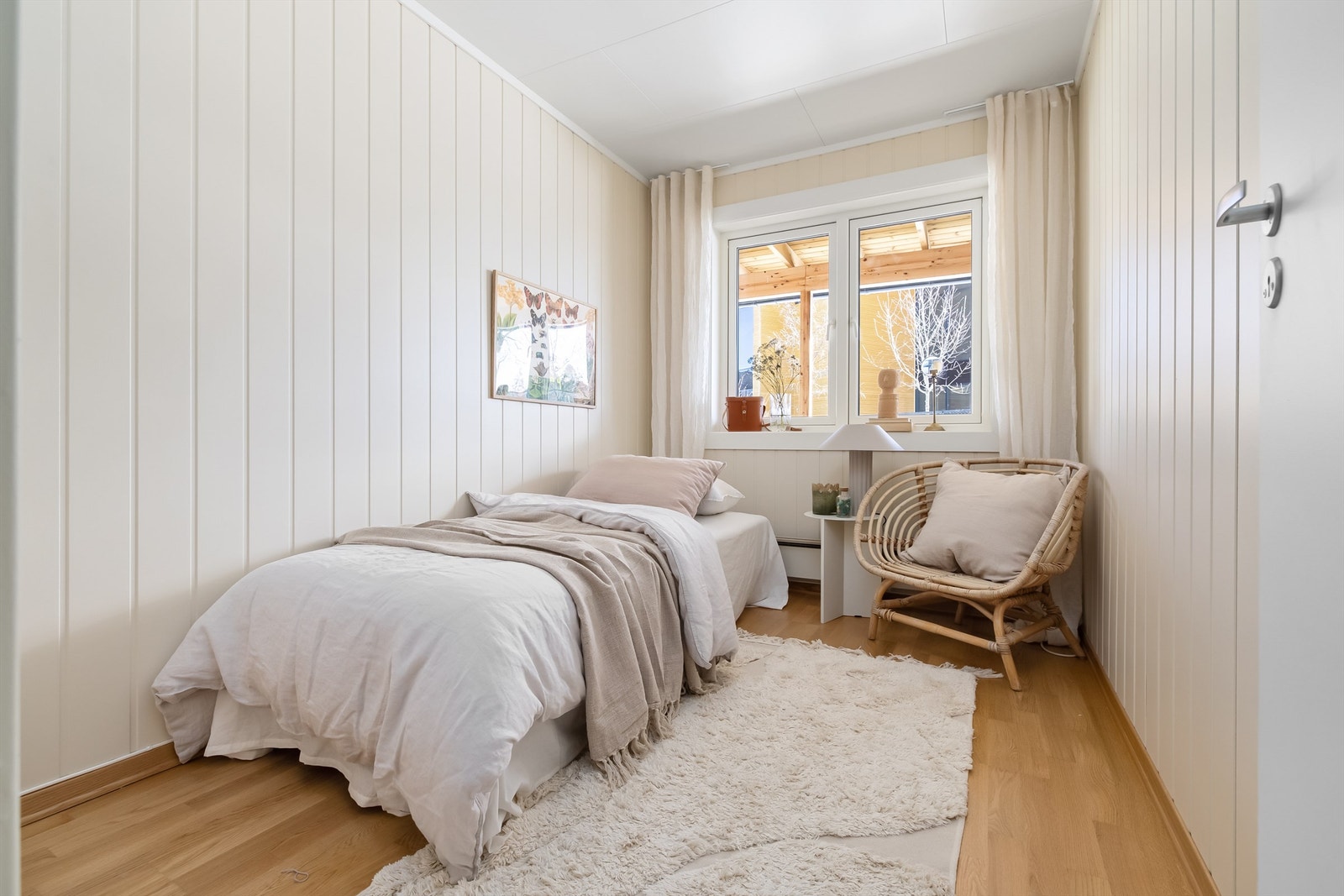 Soverom II fungerer naturligvis svært godt som både barne- og ungdomsrom, gjesterom eller kontor. Soverommet er behagelig med masser av lysinnslipp fra vindu sammen med lyse overflater på vegger og gulv med parkett Galleribilde