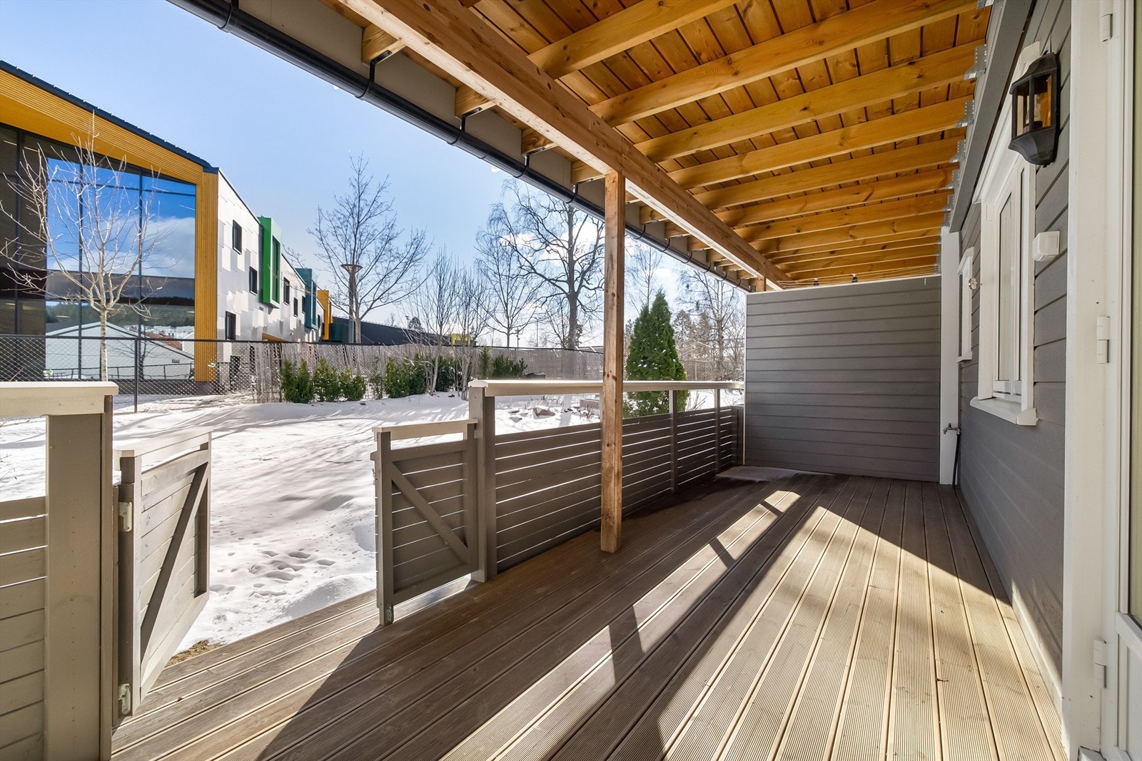 Fra soverom III er det direkte adkomst til boligens flotte markterrasse på 14 kvm og hage Galleribilde