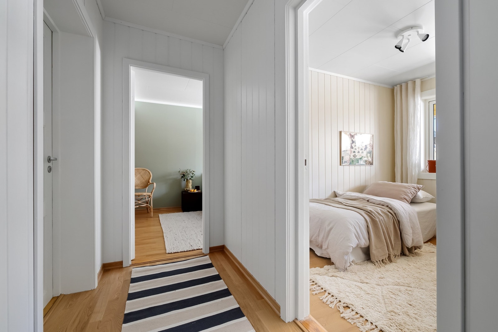 Boligen har tre soverom der to ligger i underetasje vendt inn mot frodig hage Galleribilde