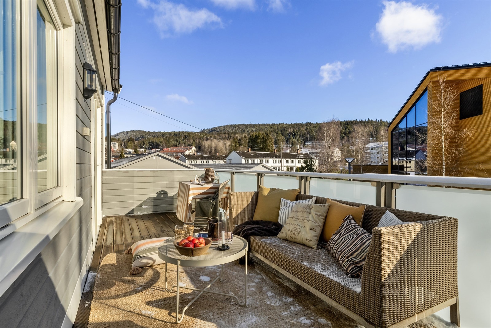 Her sitter du usjenert og skjermet til på en lun uteplass Galleribilde