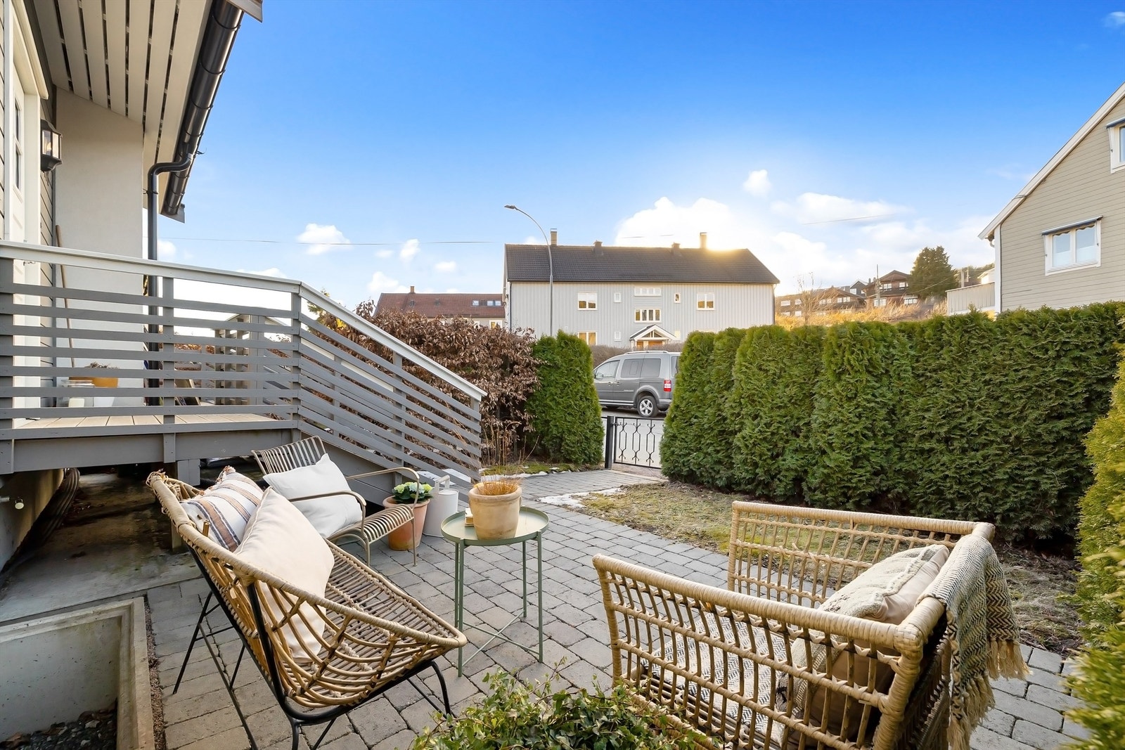 På denne uteplassen skinner solen fra ca. 15.00 til rundt 20.00 iht. solkartet Galleribilde