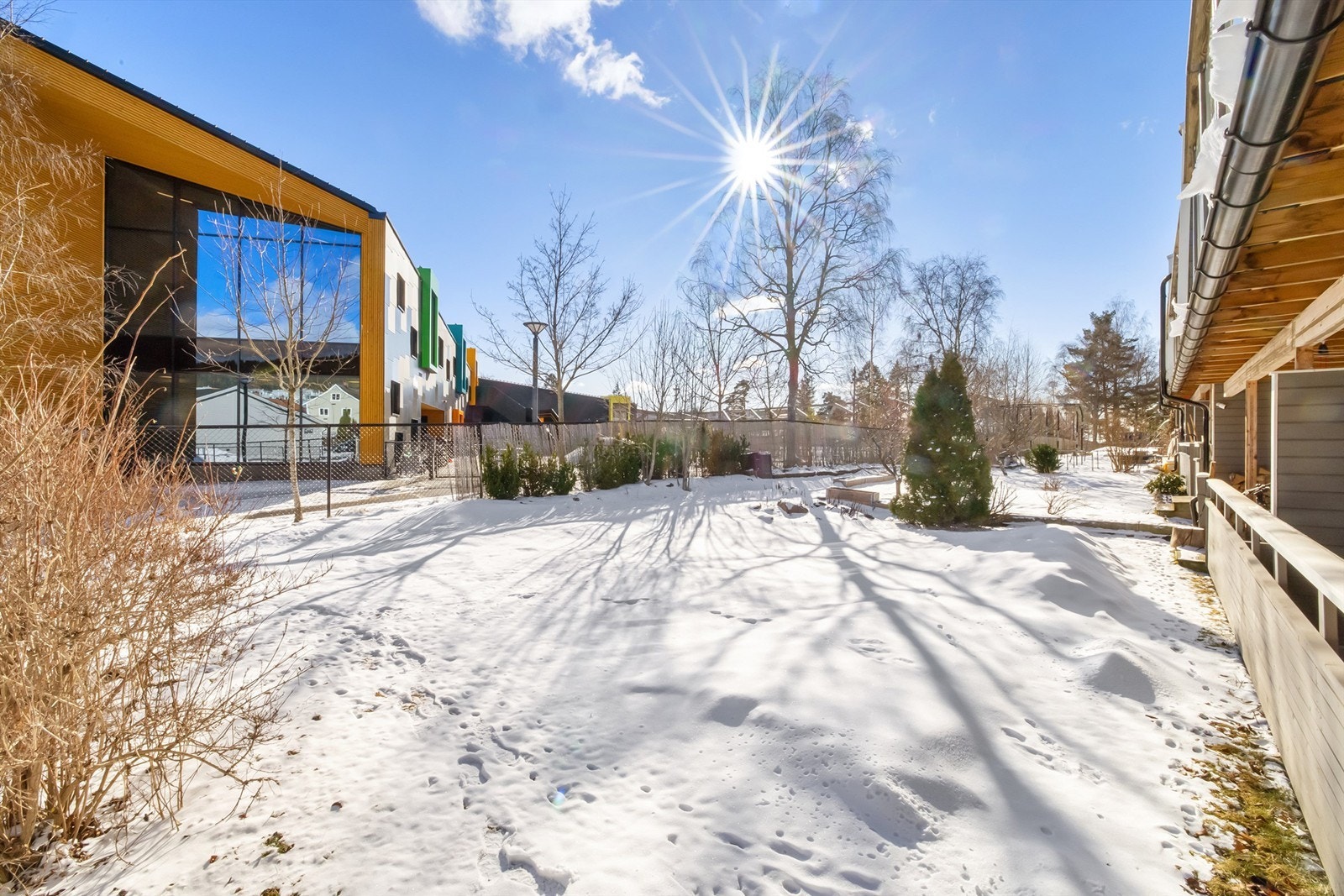 Terrasse og hage er østvendt med fine solforhold, her skinner solen fra tidlig morgen til ca. 13.30 midtsommers i følge solkart Galleribilde