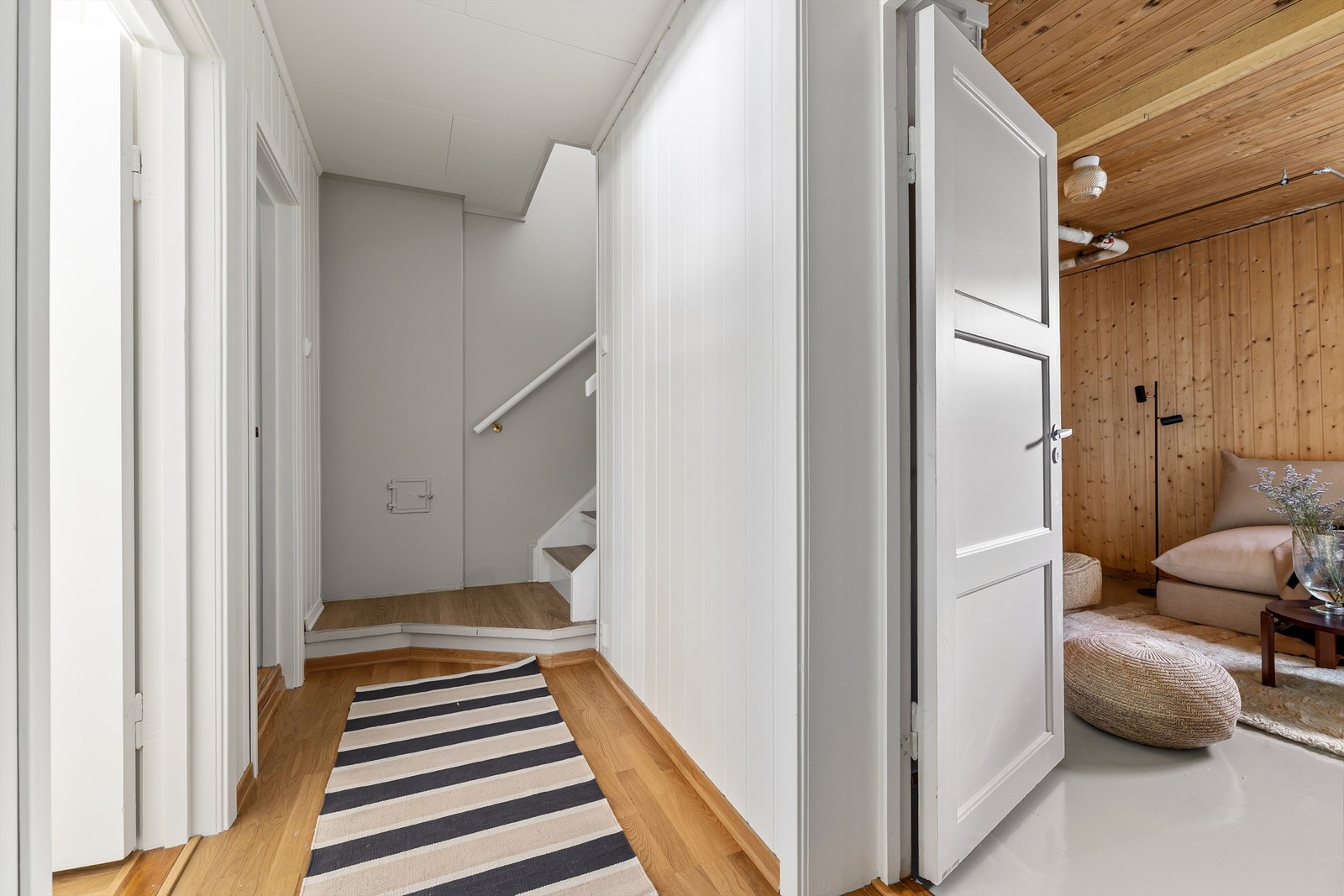 Trappen tar deg videre til underetasjen og alle rom på dette plan, noe som understreker den gode planløsningen Galleribilde