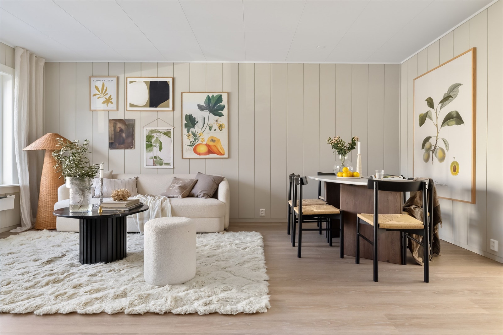 Her er det rikelig med plass til en hyggelig sittegruppe med tilhørende møblement og tv-seksjon Galleribilde