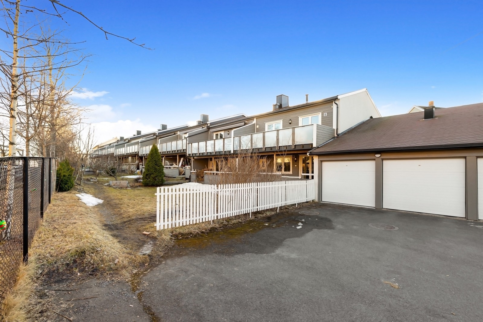 Vegg i vegg med boligen ligger egen garasjeplass som følger boligen Galleribilde