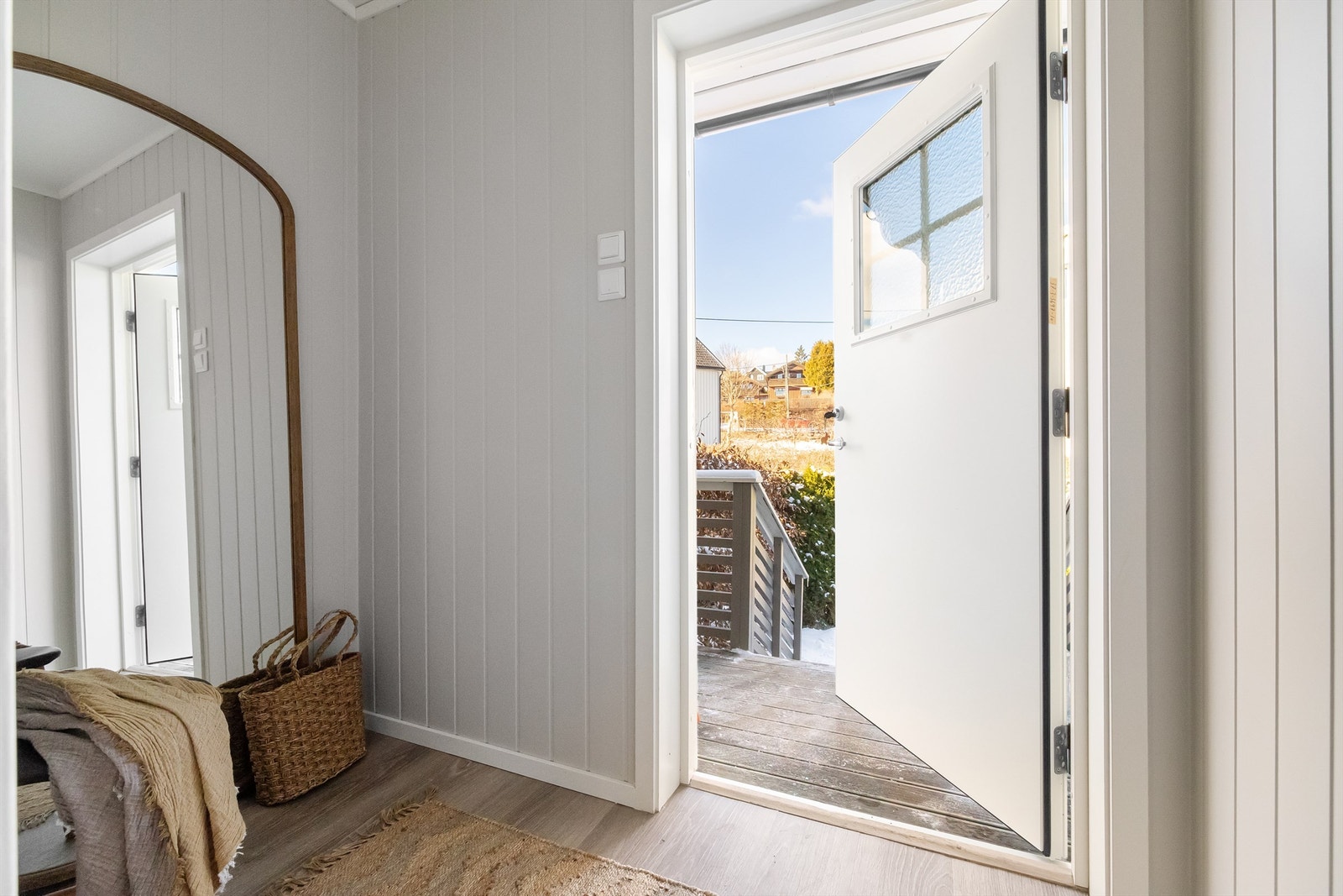 Lys og innbydende entre med god plass til klesavheng og skotøy samt mulighet til en romslig garderobeløsning Galleribilde