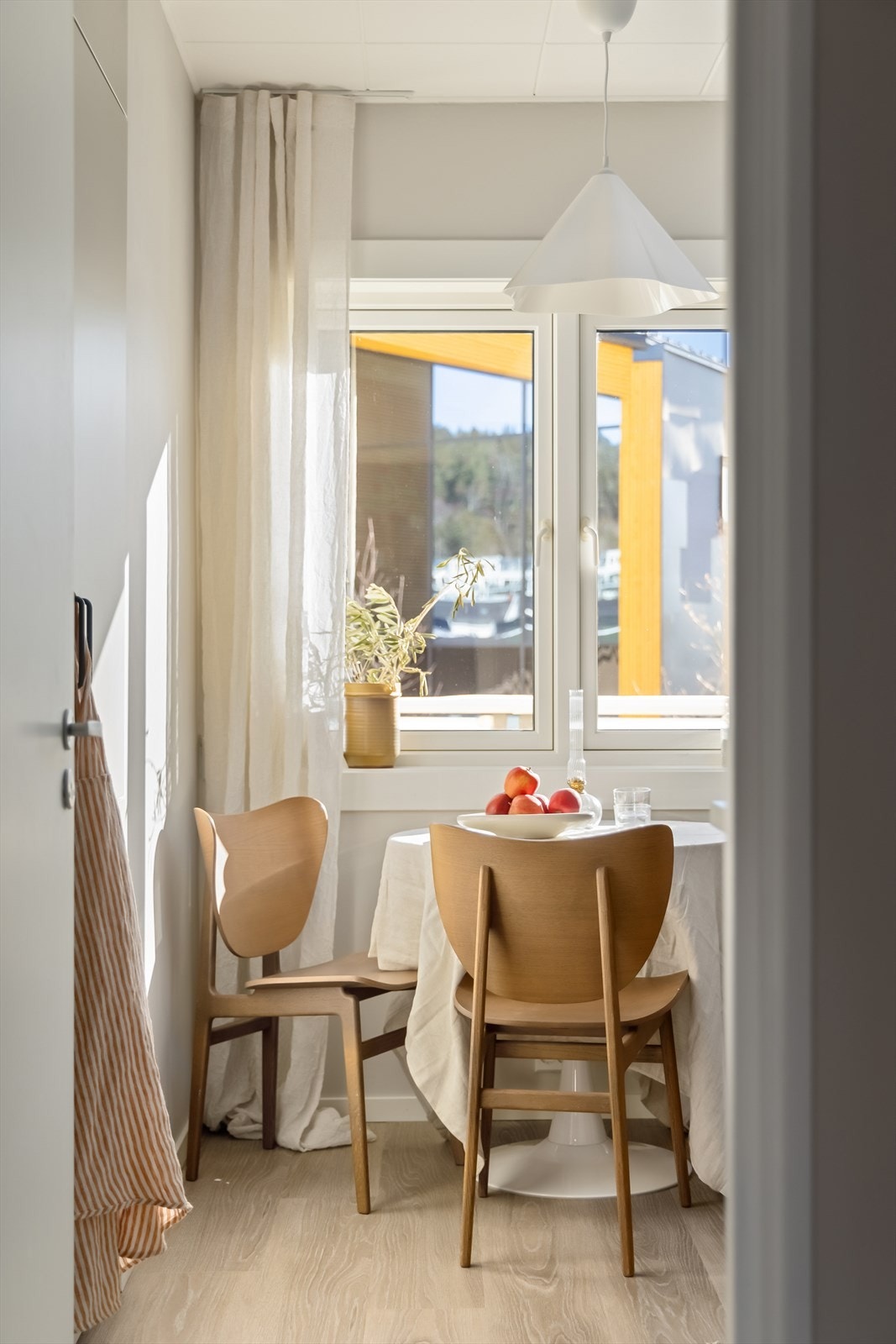 Langs vindu er det plass til et hyggelig spisebord med flott utsikt over hagen Galleribilde