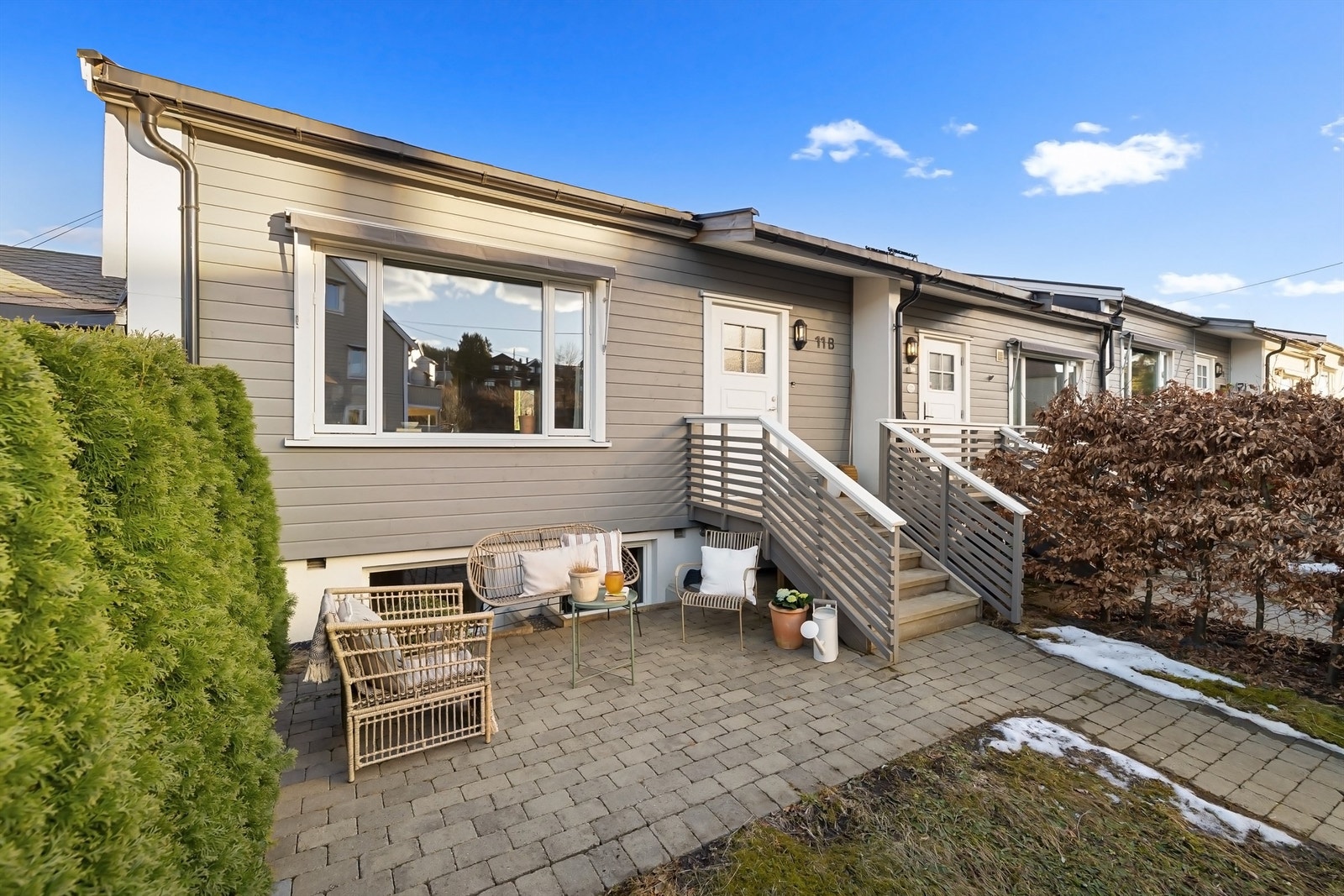 Herlige uteområder både foran og bak boligen Galleribilde