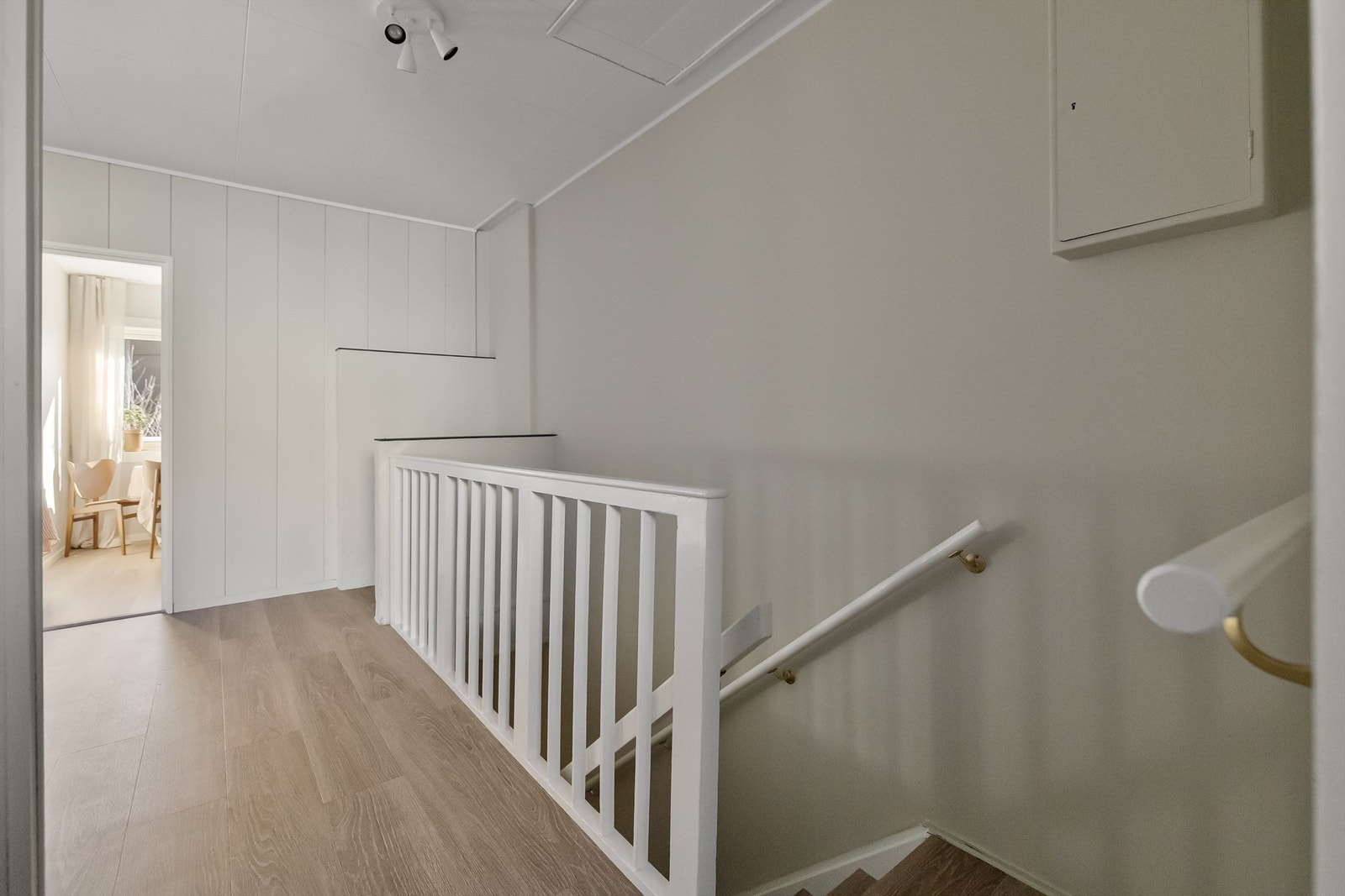 Fra entre er det videre adkomst til boligens herlige stue samt trapp til underetasje Galleribilde