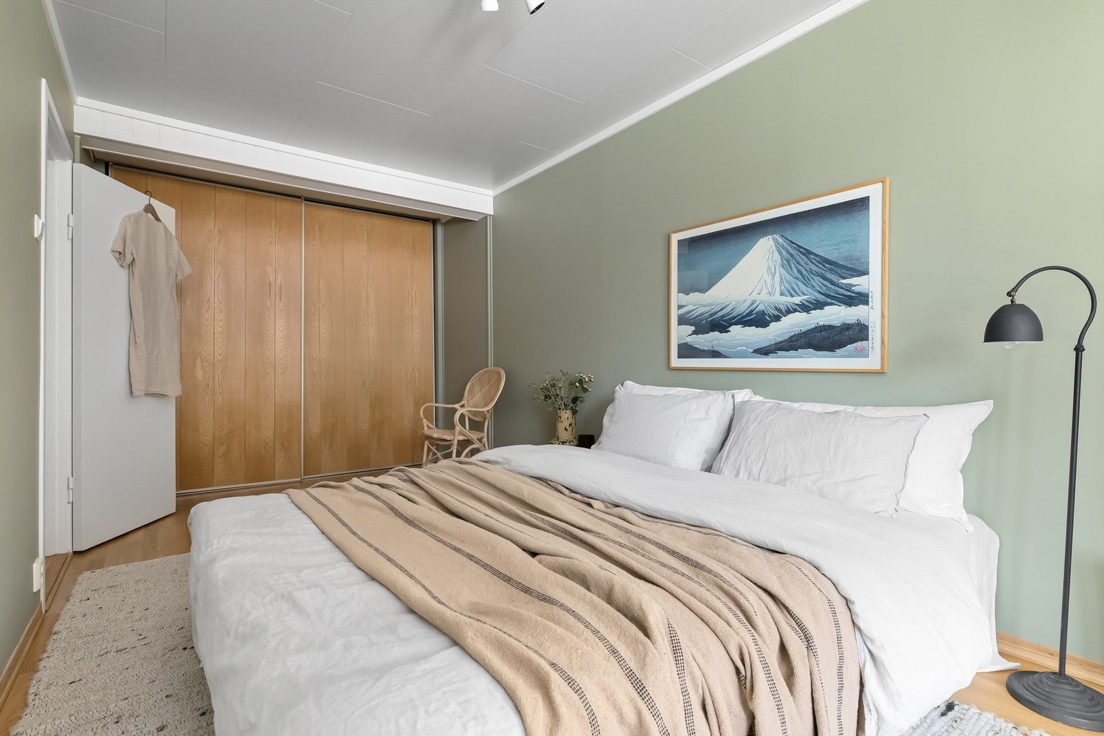 Her er det godt med plass til oppbevaring i en romslig skyvedørsgarderobe Galleribilde