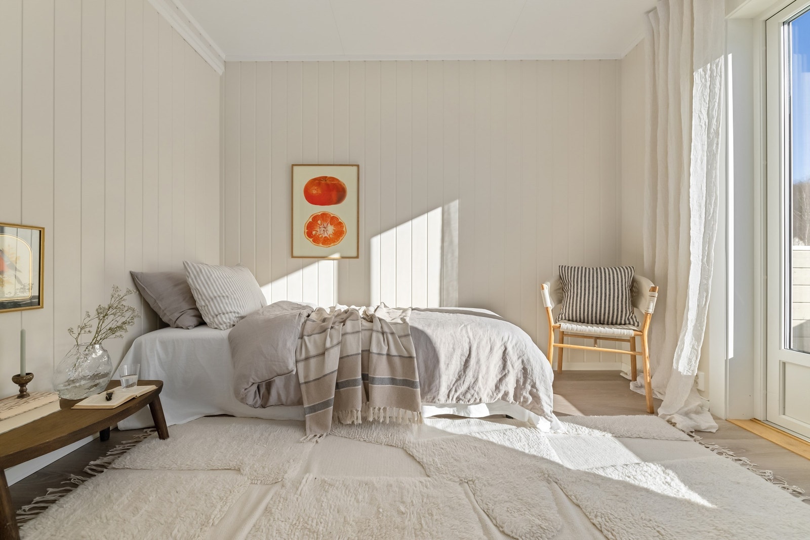 Romslig soverom av god størrelse som byr på plass til stor dobbeltseng og tilhørende nattbord på hver side Galleribilde