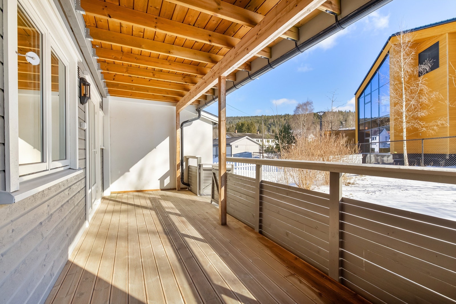 Her er det god plass til en koselig sittegruppe, spisebord og grill - hit kan man invitere både venner og familie på grillfest uten å bekymre seg for plassmangel Galleribilde