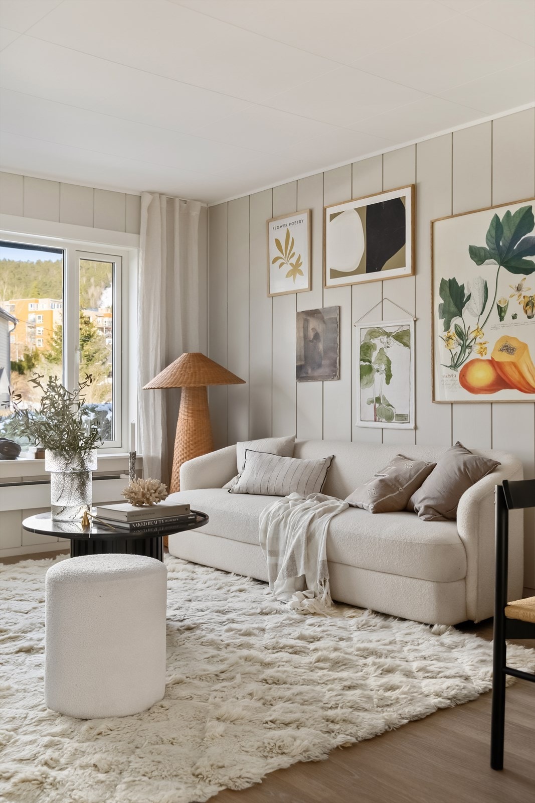 Boligen går over to plan med entre, romslig stue, oppusset separat kjøkken i 2024/2025, baderom, tre gode soverom samt kjellerstue Galleribilde