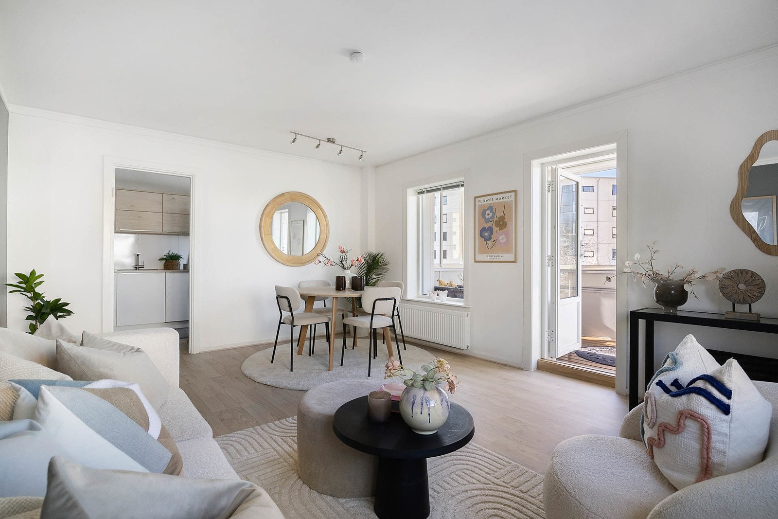 Stue med god plass til sofagruppe og spisebord Galleribilde