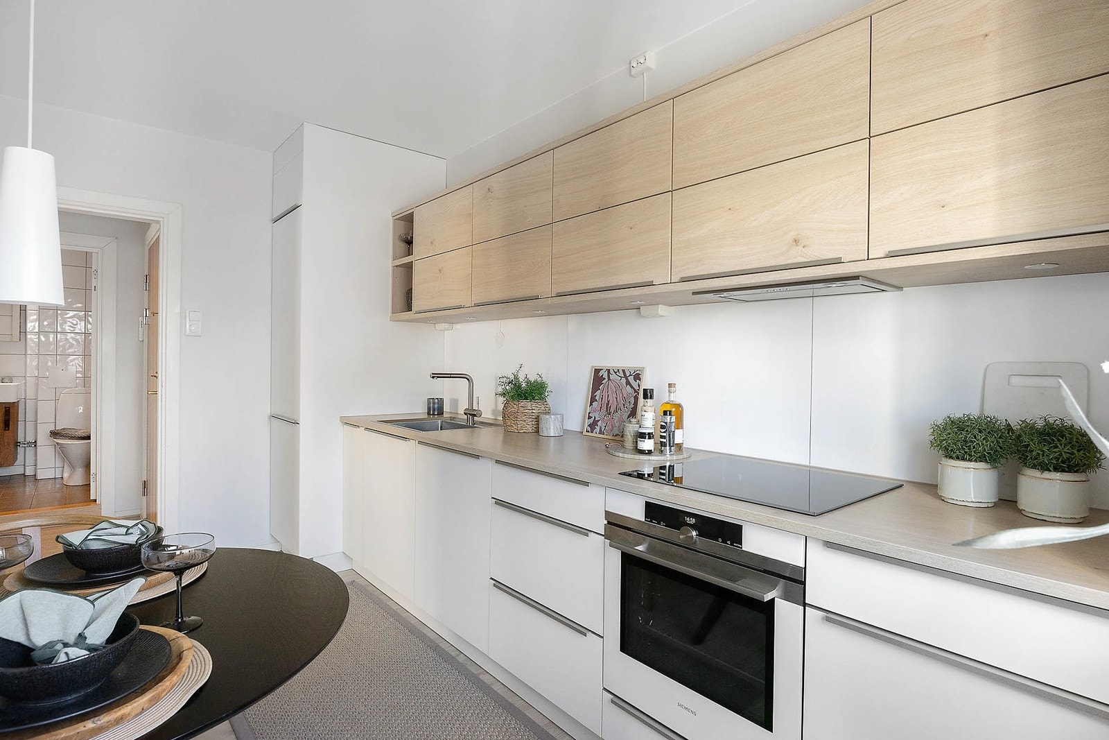 Integrert komfyr og nedfelt platetopp, kjøleskap med frysedel og oppvaskmaskin medfølger Galleribilde