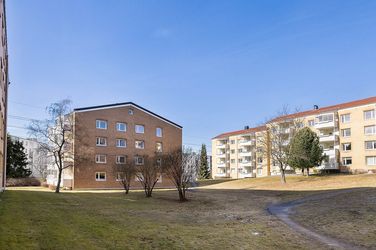 Store, parkmessige fellesarealer rundt bebyggelsen Galleribilde