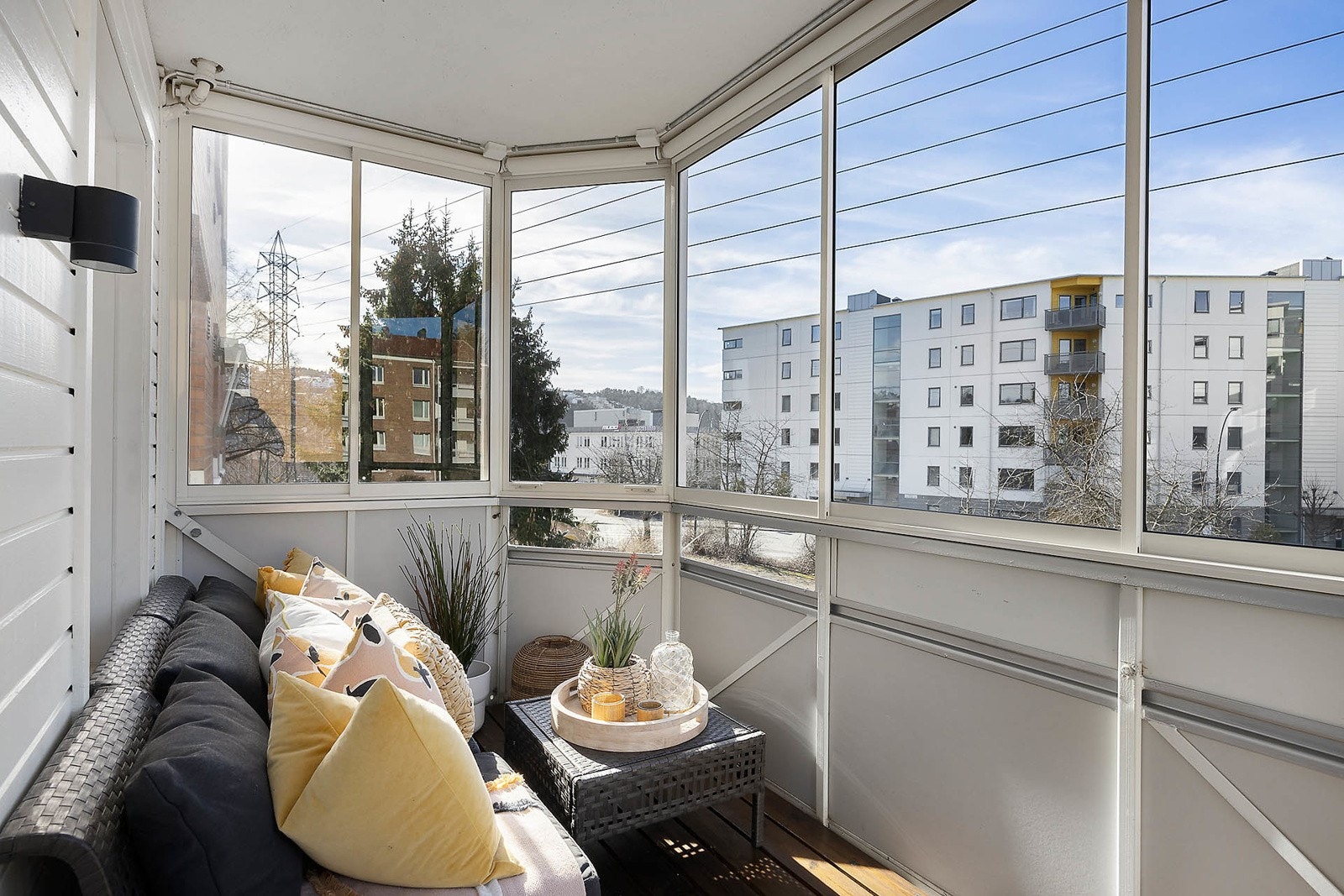 Solrik vestvendt innglasset balkong ca 9 kvm Galleribilde