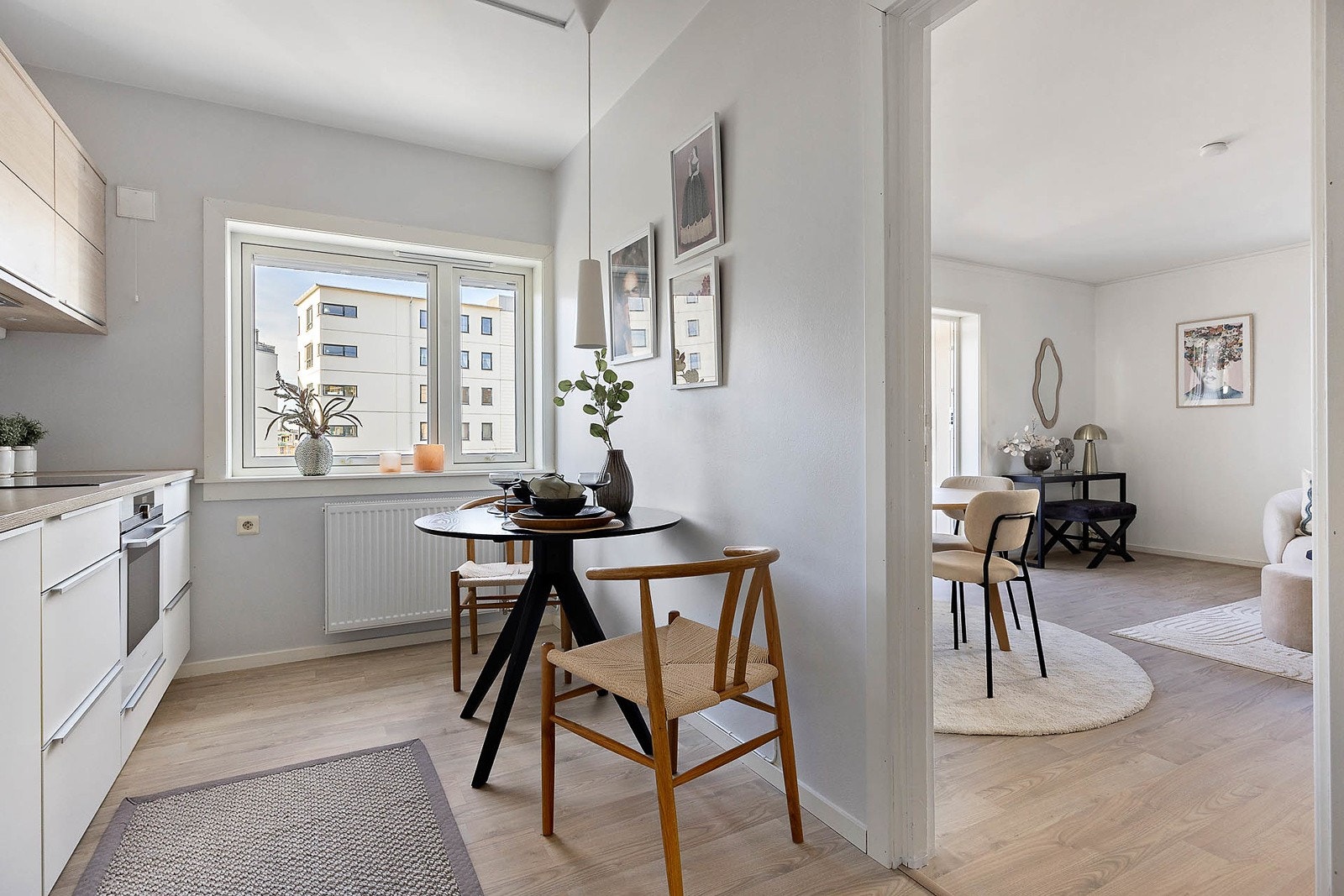 Plass til spisebord både på kjøkken og i stuen Galleribilde