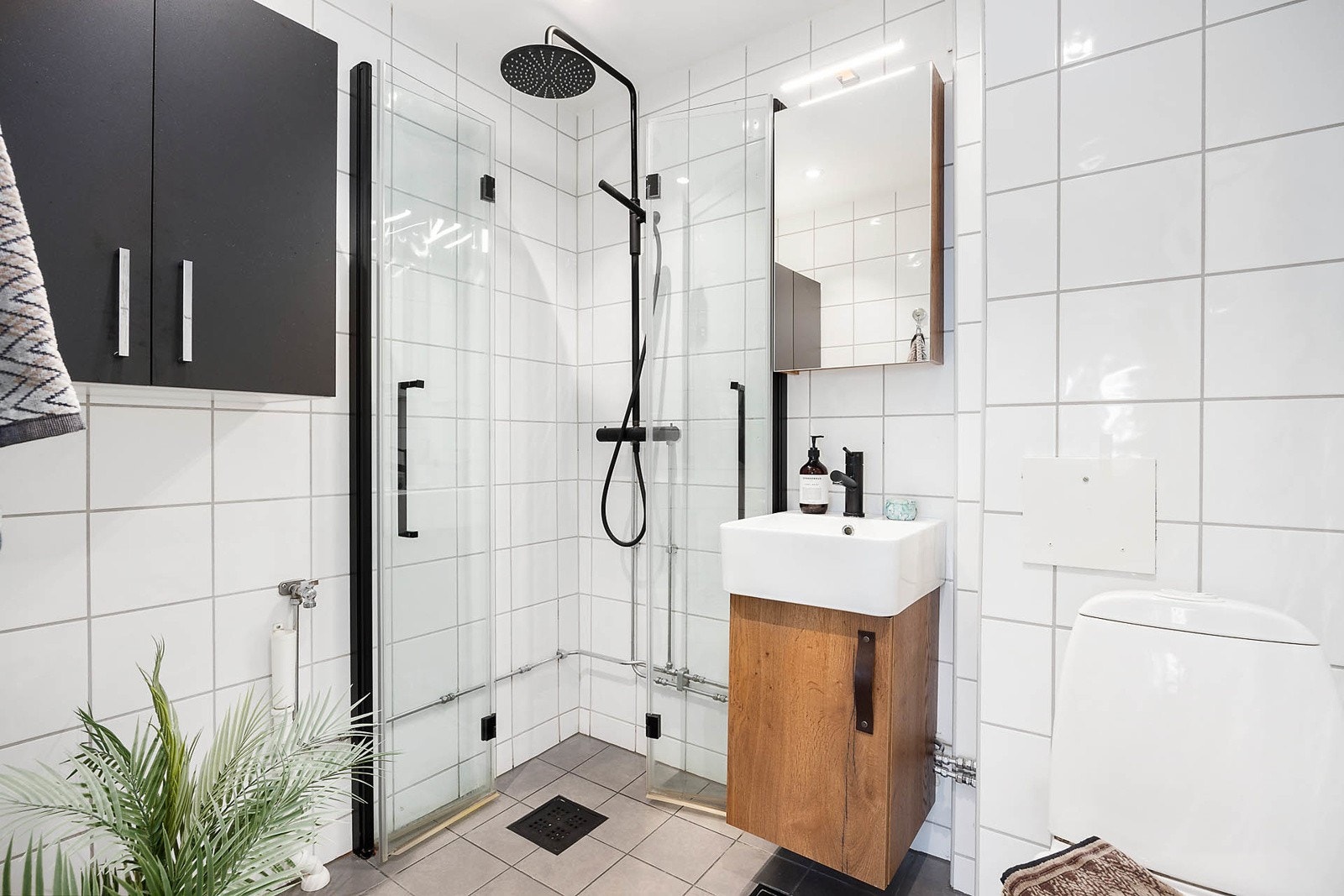 Flislagt baderom fra 2005 med gulvvarme, downlights og opplegg vaskemaskin Galleribilde