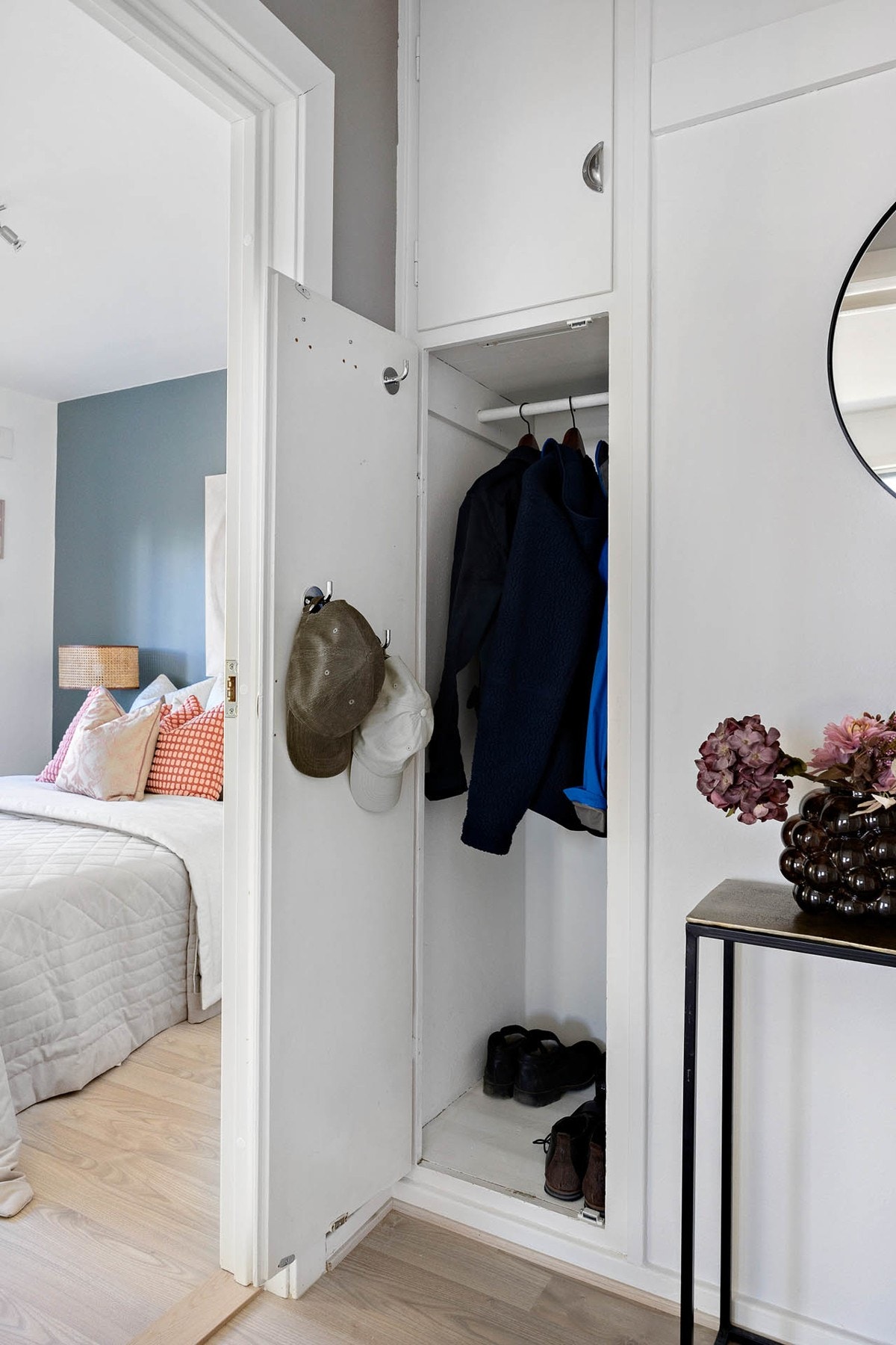 Entré med plassbygd skap til sko og oppheng av yttertøy Galleribilde