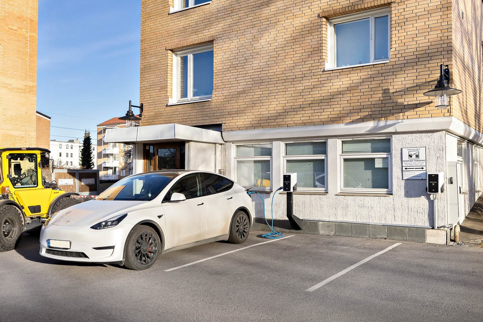 Borettslaget har 4 ladeplasser for el-bil. Gratis parkering for en bil i borettslagets internveier Galleribilde