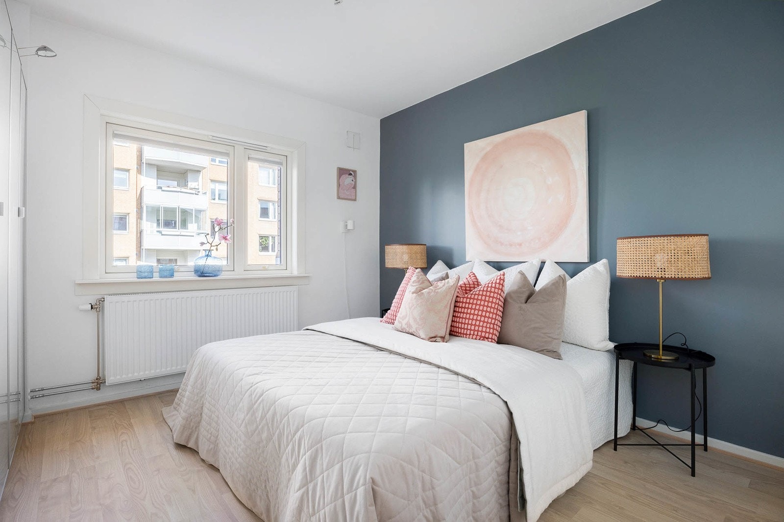 Romslig soverom med god plass til dobbeltseng mm Galleribilde